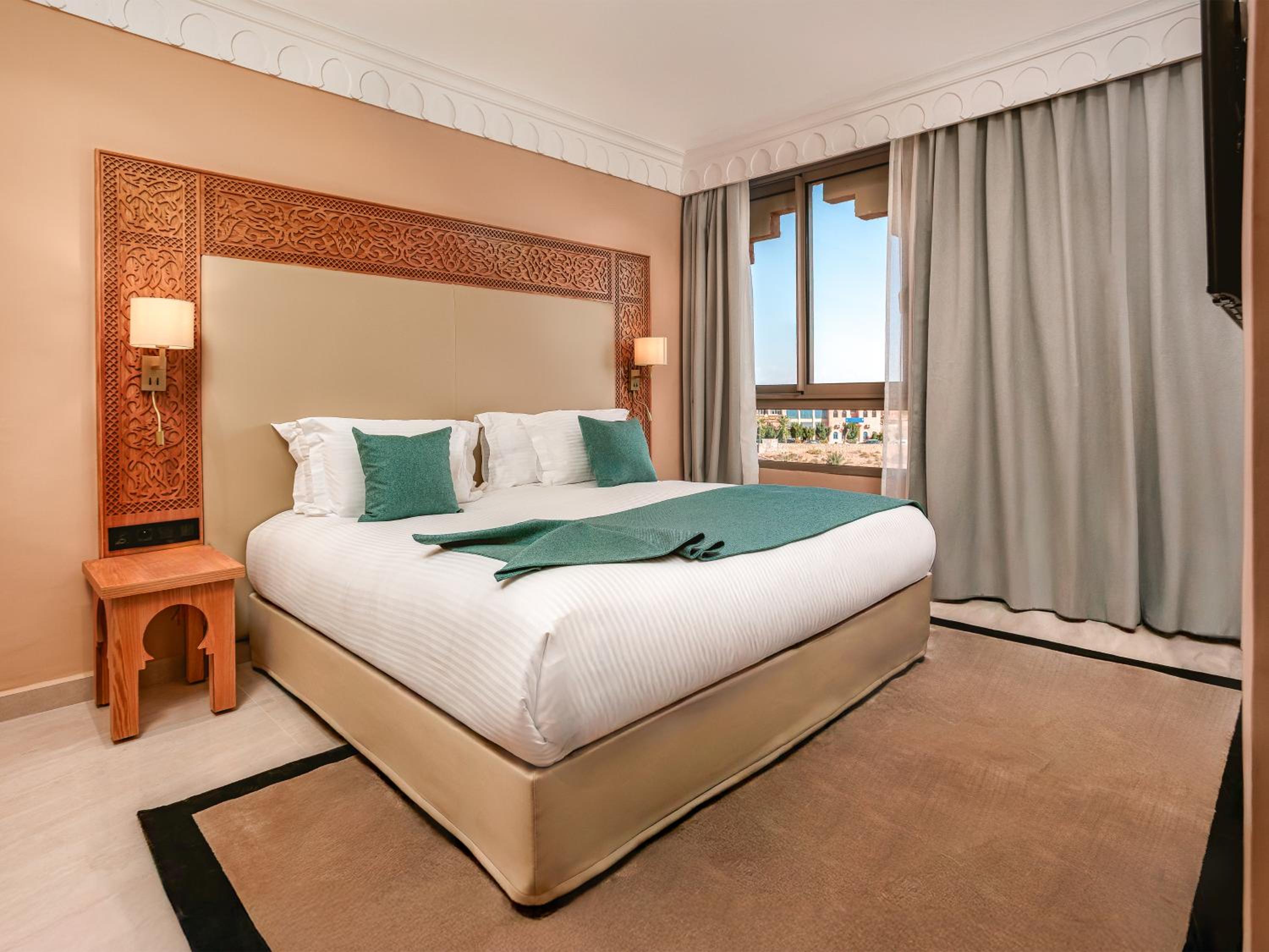 DELUXE ROOM DOUBLE BED, GARDEN VIEW