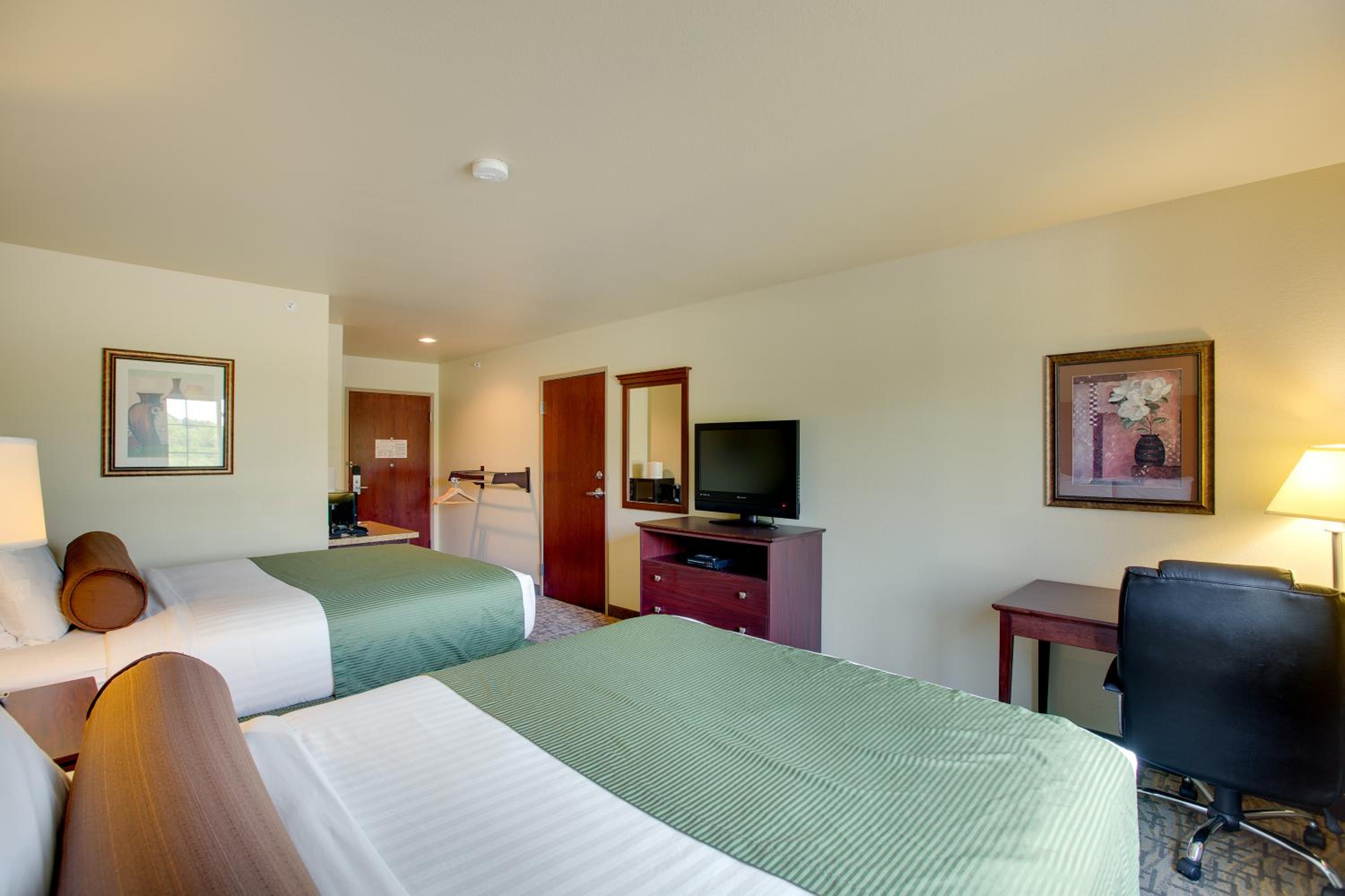Queen Room with Two Queen Beds - Non-Smoking - Photo 5