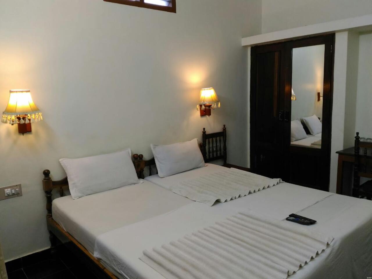Standard Double or Twin Room with Fan - Photo 4