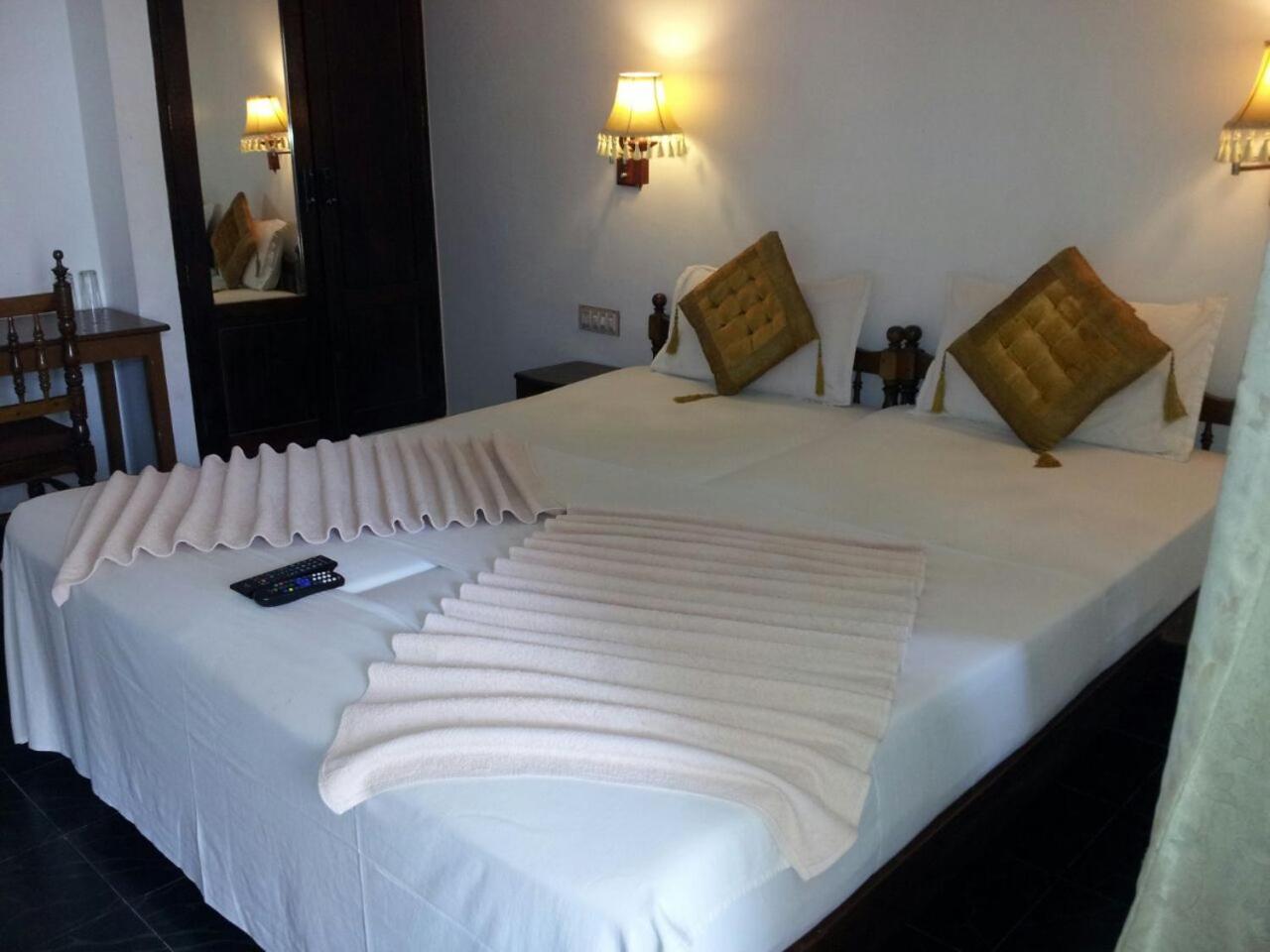 Standard Double or Twin Room with Fan - Photo 7