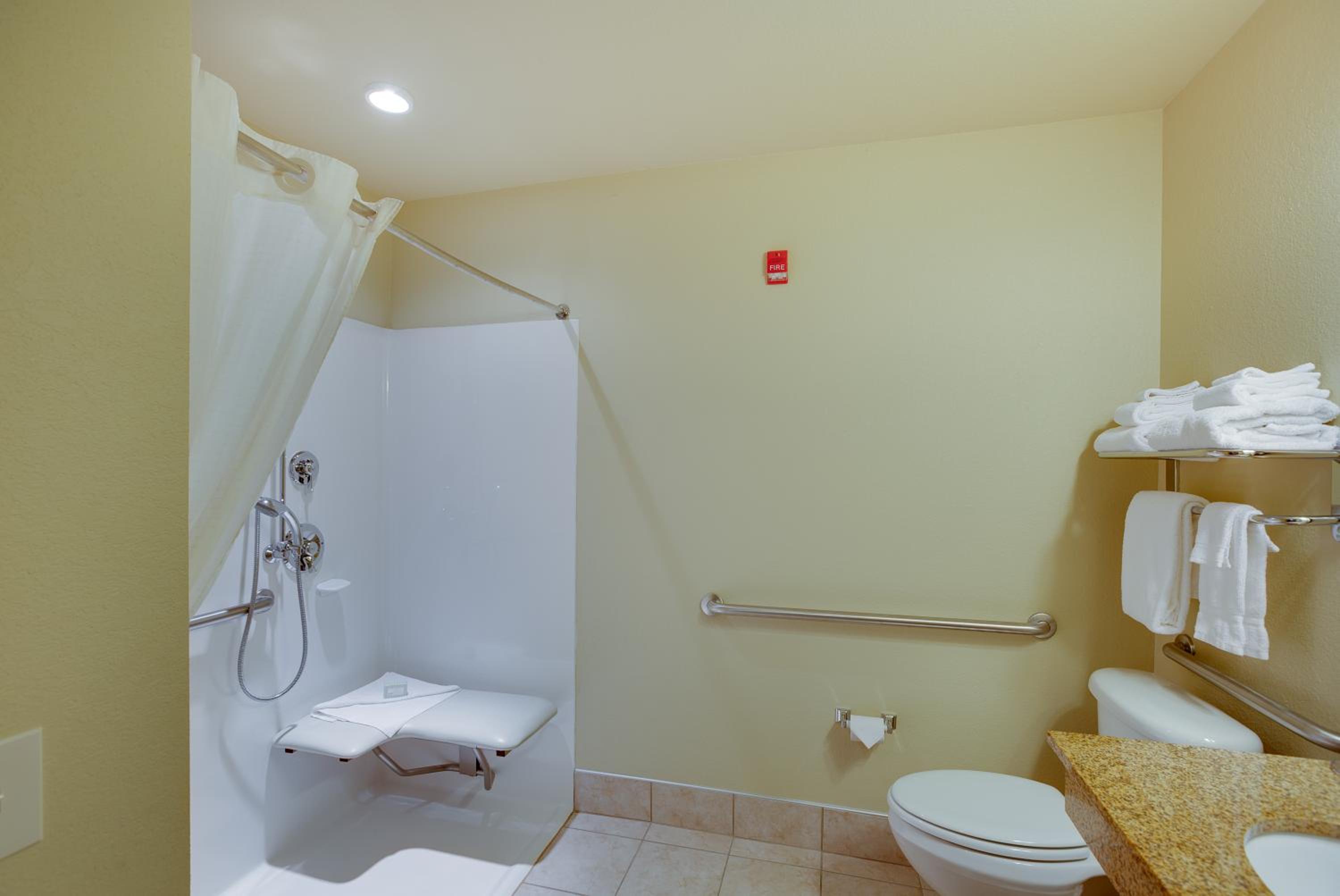 Queen Room with Two Queen Beds - Disabilitiy Access/Non-Smoking - Photo 4