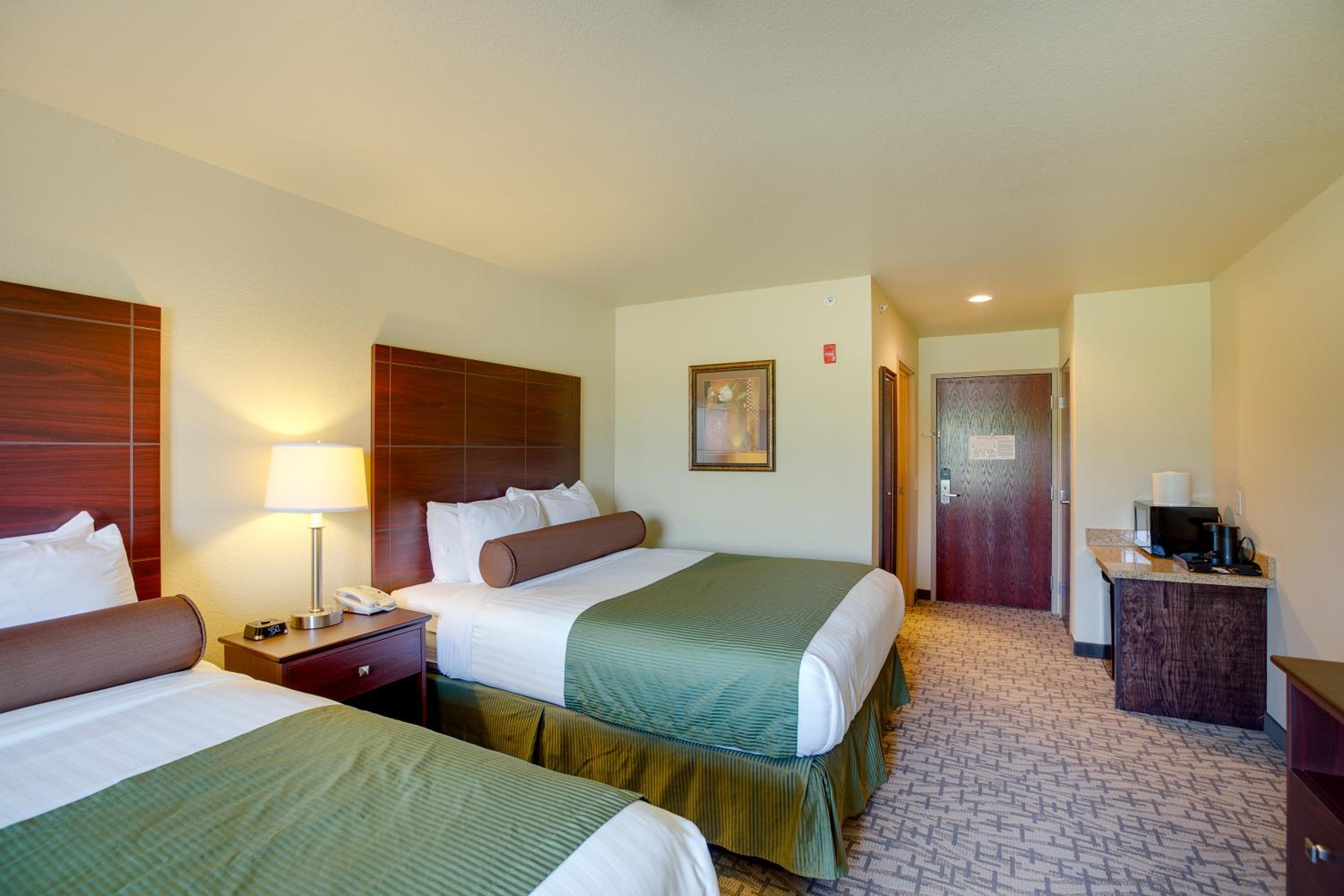Queen Room with Two Queen Beds - Non-Smoking - Photo 3