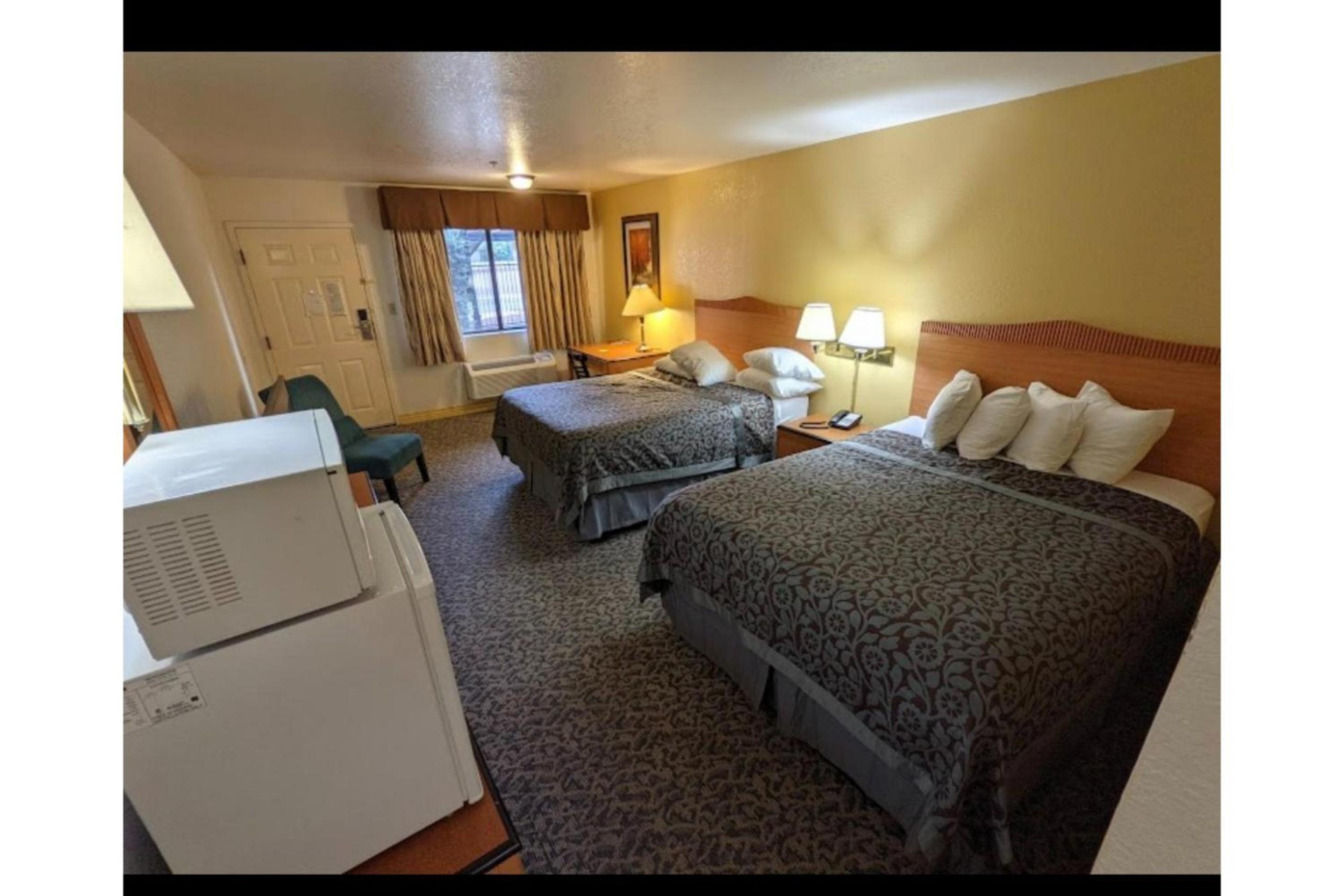 2 King Beds Non-Smoking photo 3
