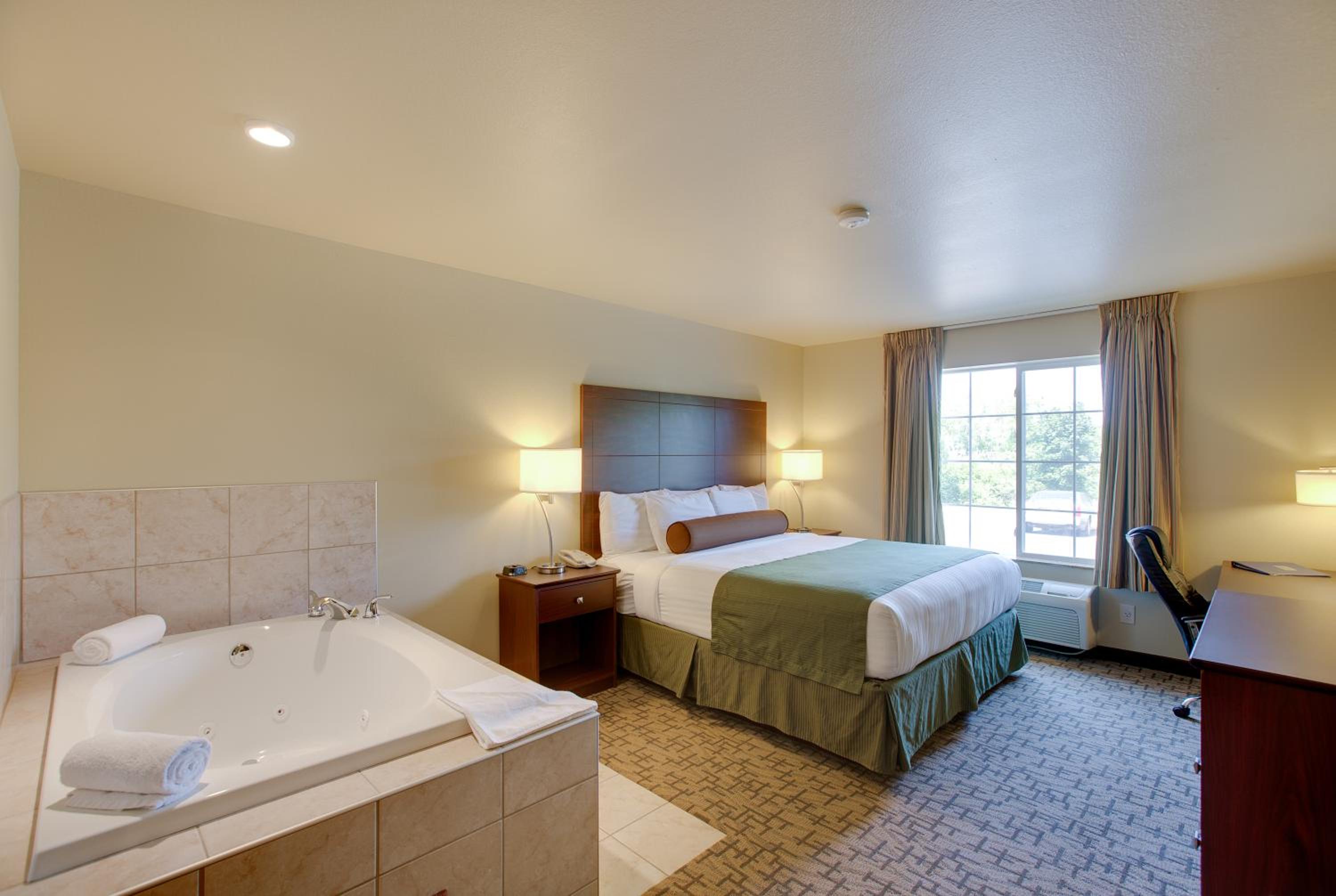 King Suite with Spa Bath - Non-Smoking - Photo 1