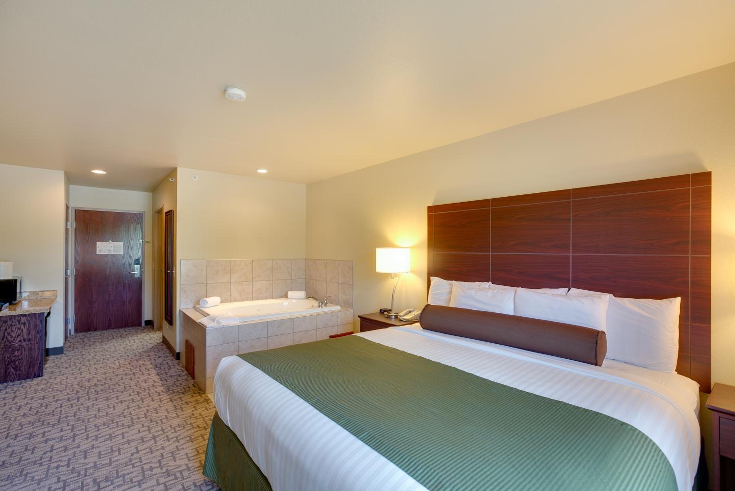 King Suite with Spa Bath - Non-Smoking - Photo 5
