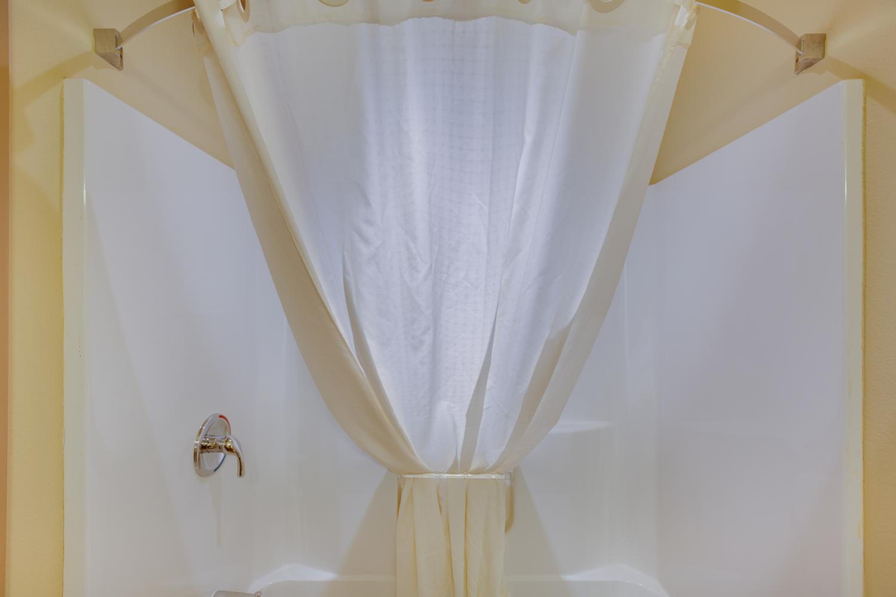 Queen Room with Two Queen Beds - Non-Smoking - Photo 2