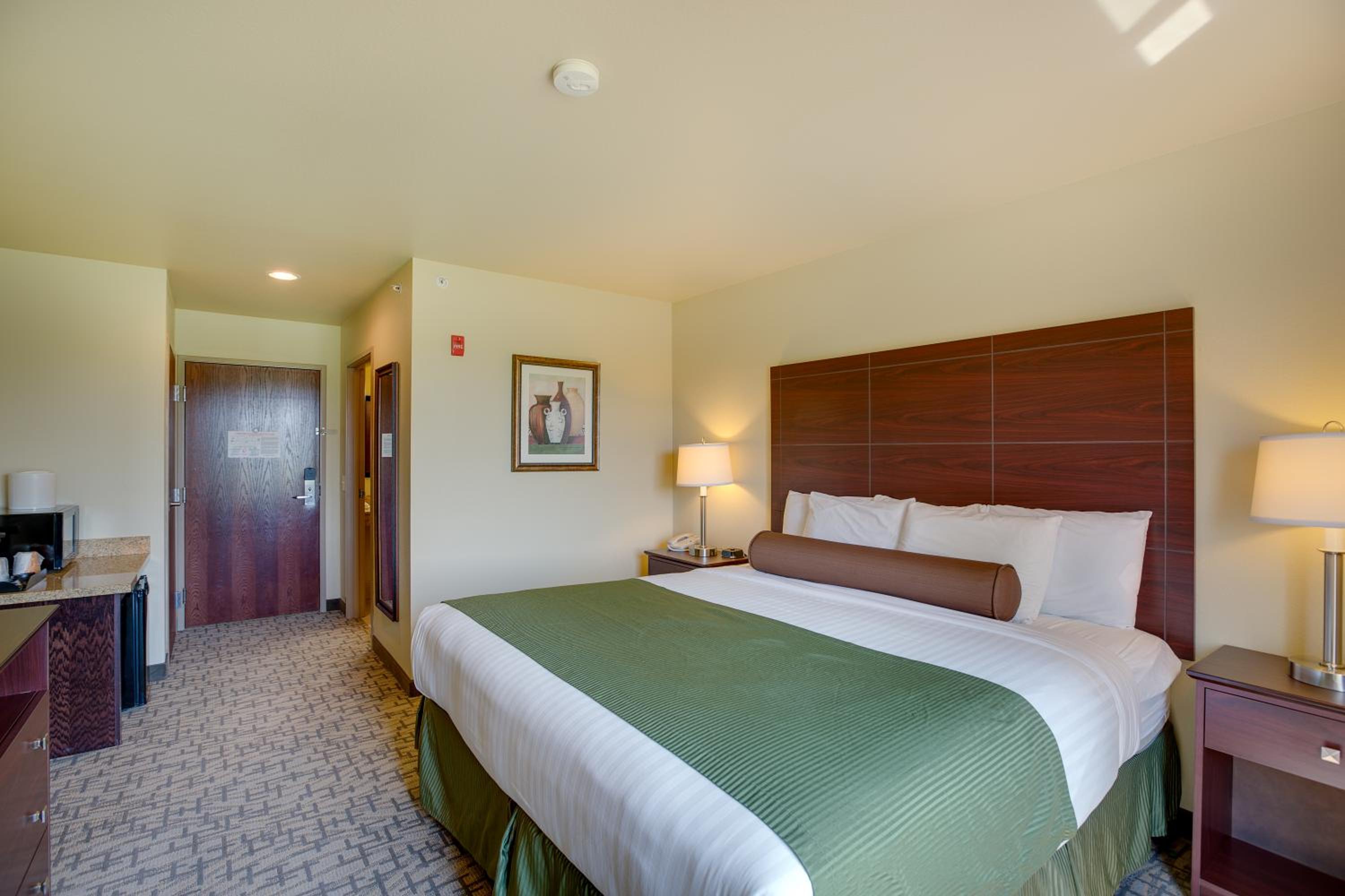 King Room - Non-Smoking - Photo 2