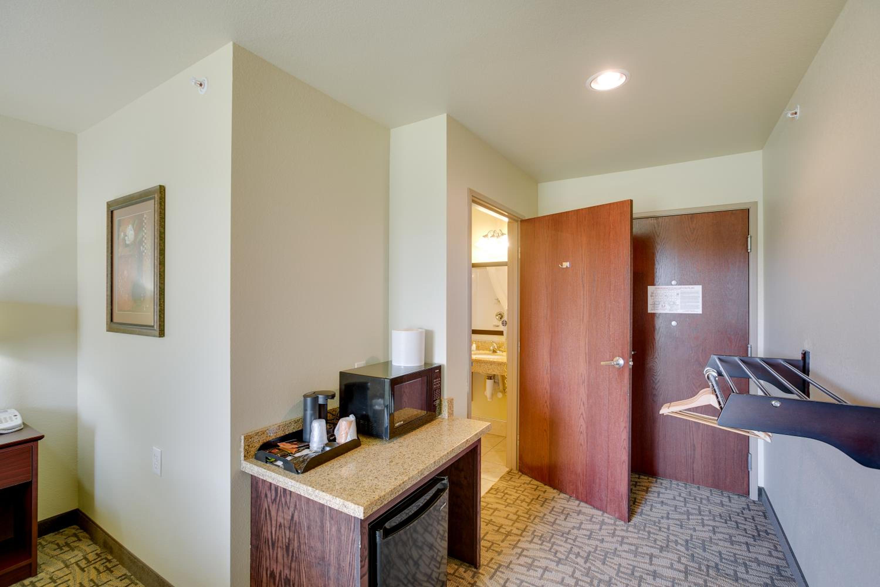 King Room with Roll-In Shower - Disability Access - Photo 3