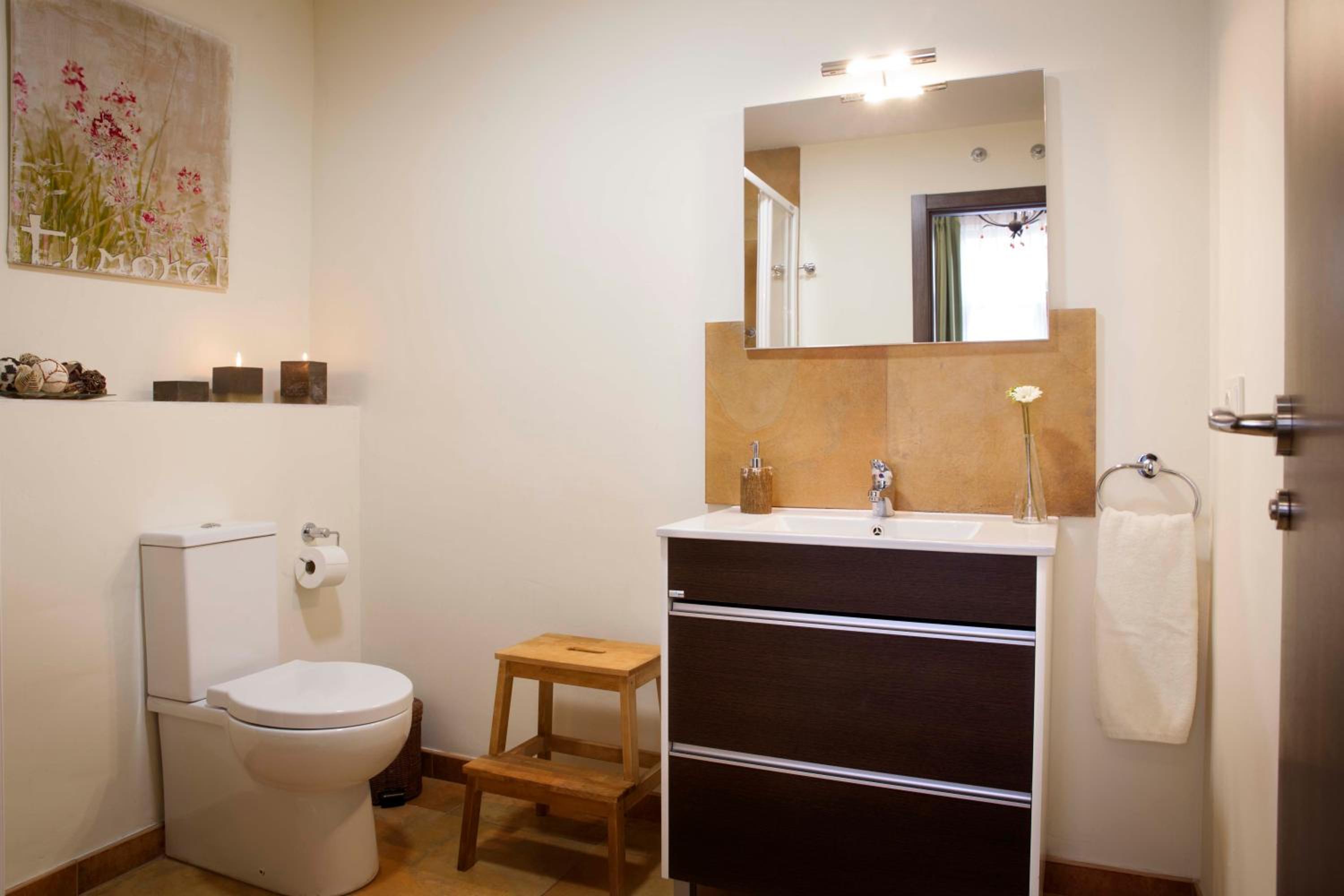 Double Room with Balcony - Photo 9