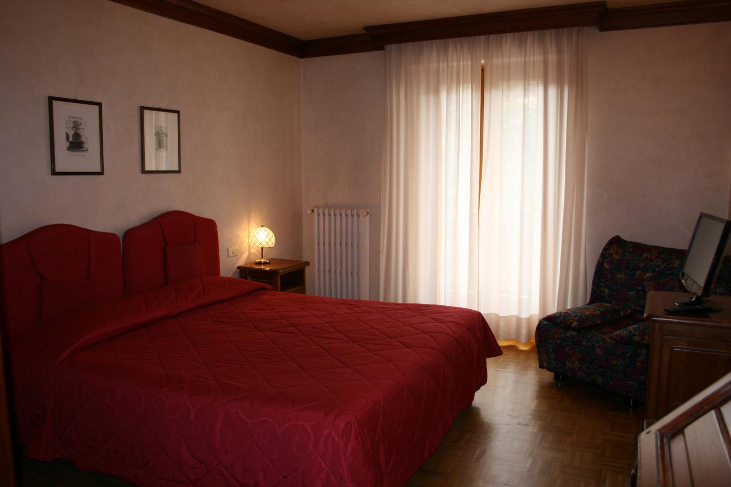 Large Double or Twin Room with Balcony photo 2