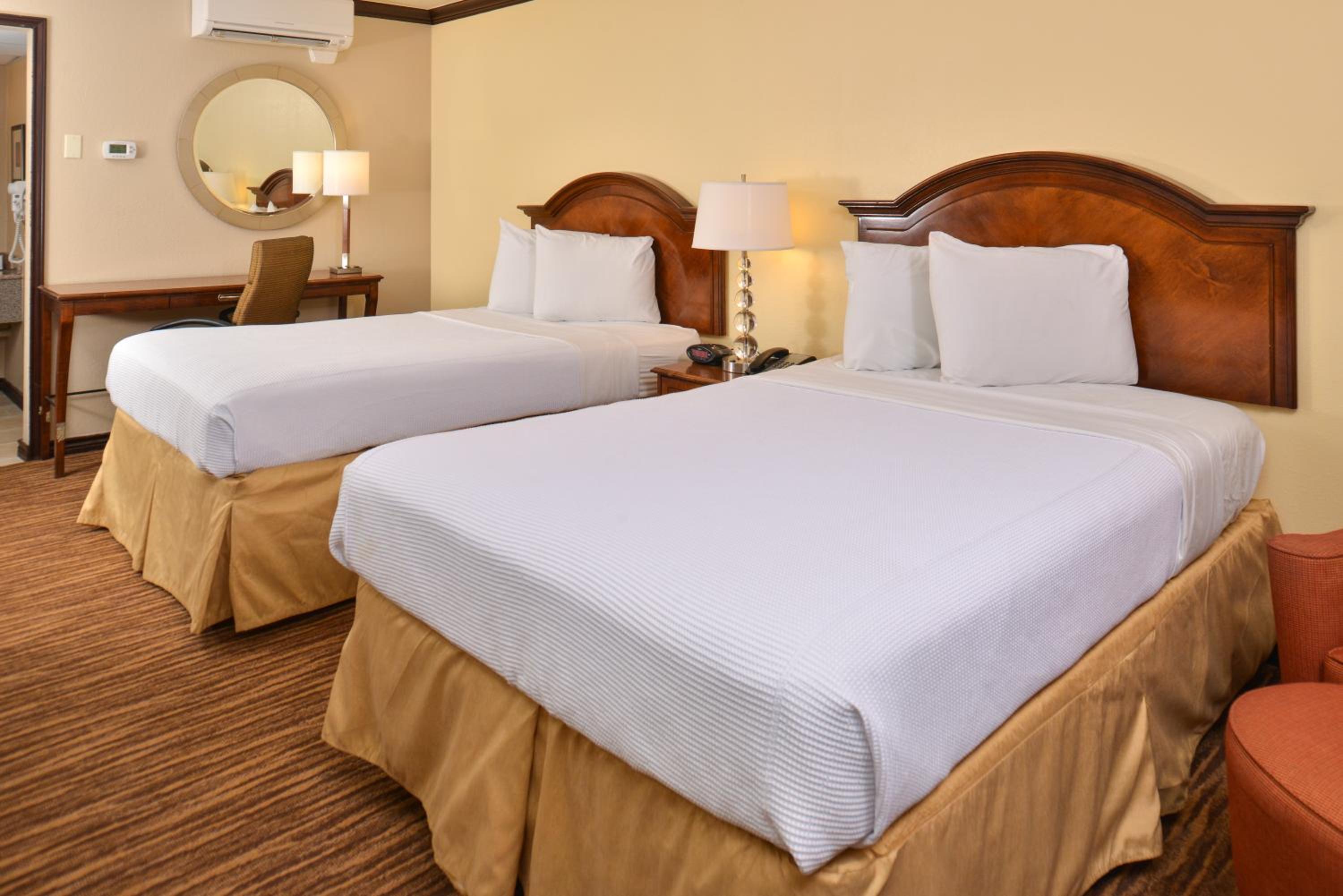 Quadruple Room with Two Queen Beds - Non Smoking photo 1