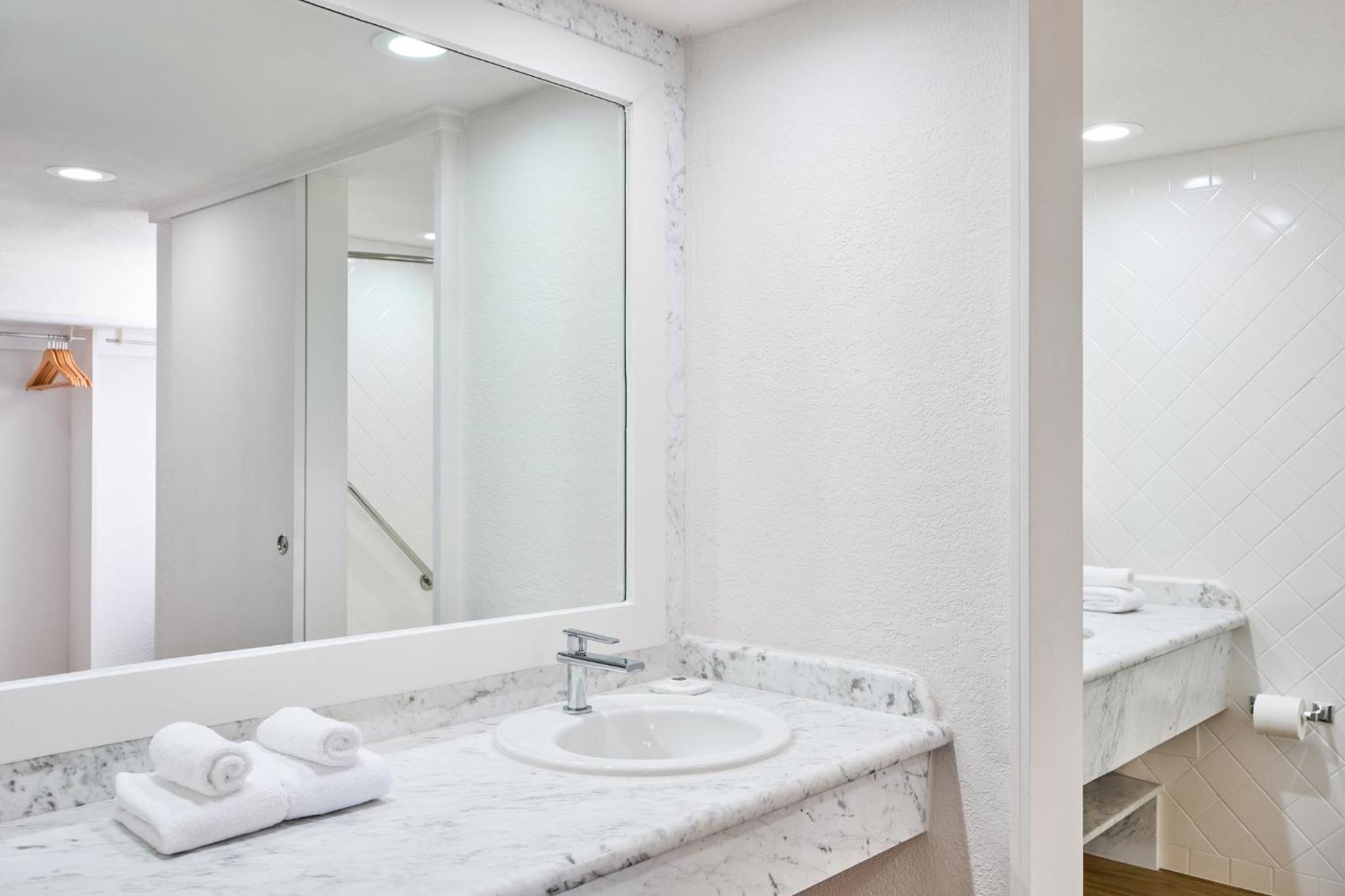 King Room - Mobility Accessible with Tub and Garden View photo 2