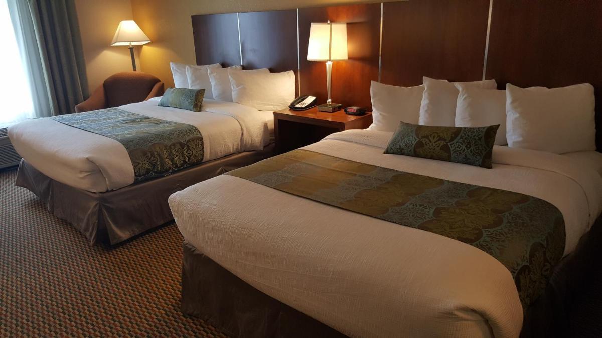 Queen Room with Two Queen Beds - Non-Smoking photo 3