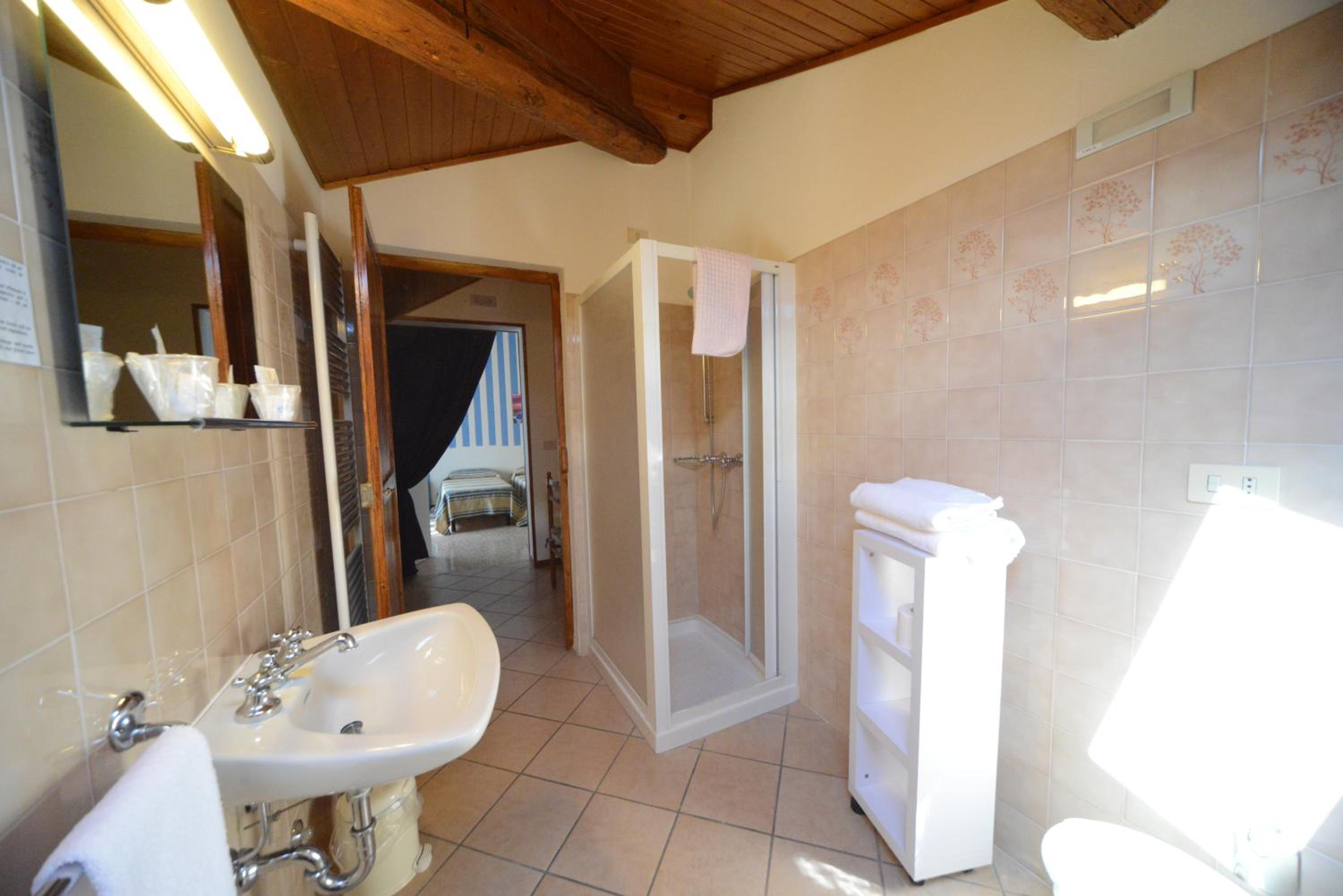 Deluxe Double or Twin Room - Photo 4