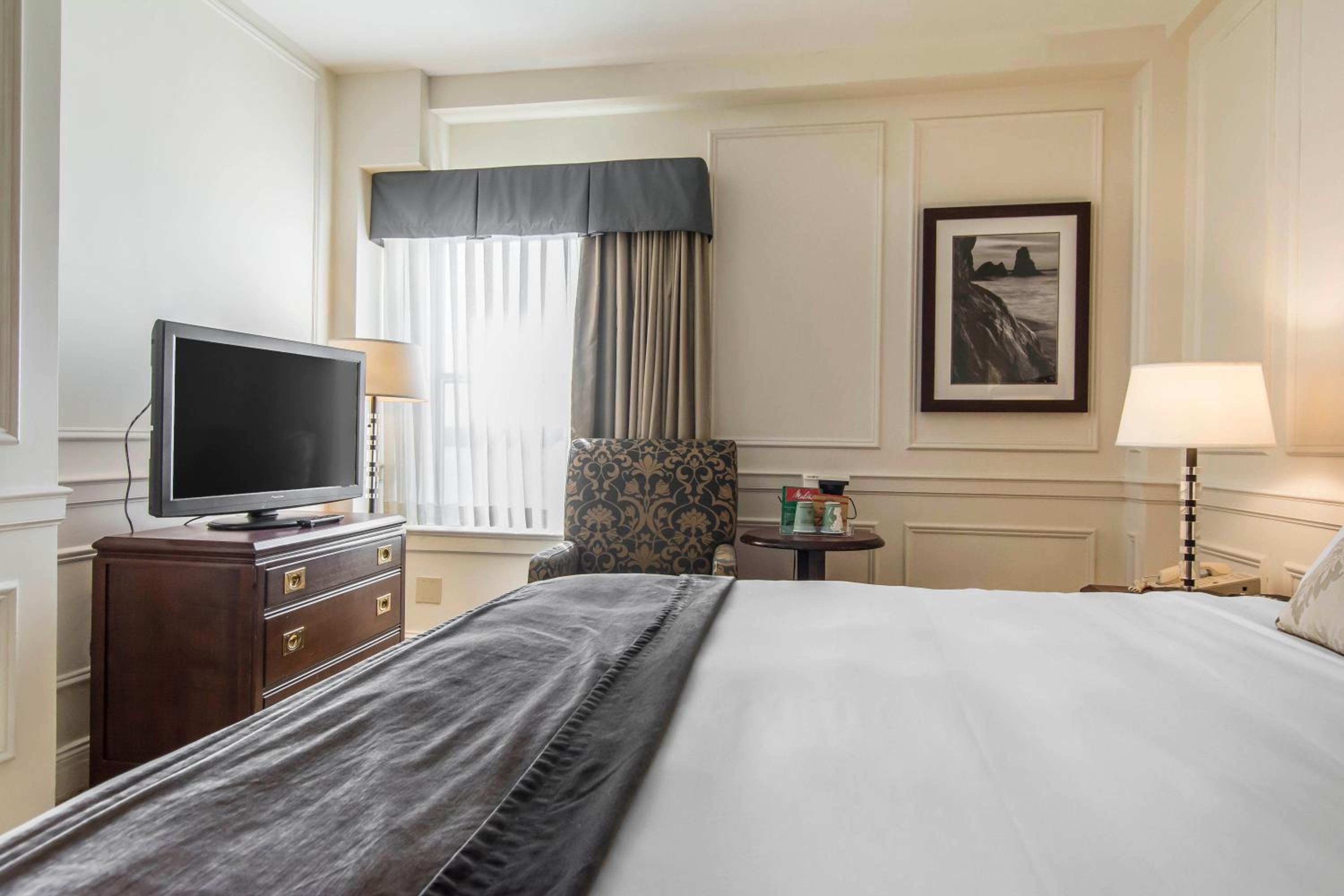 King Room - Non-Smoking - Photo 3
