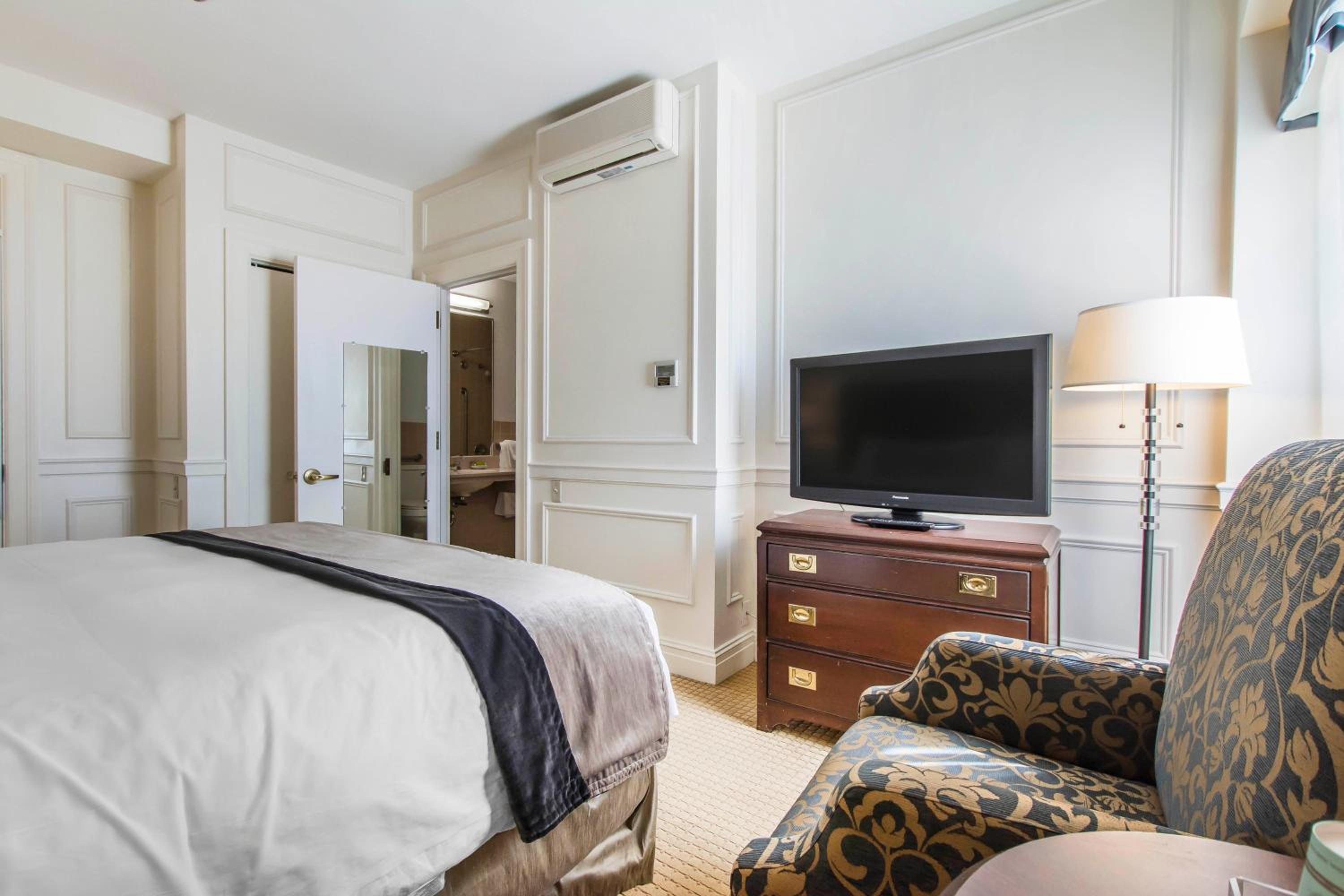 King Room - Non-Smoking - Photo 4
