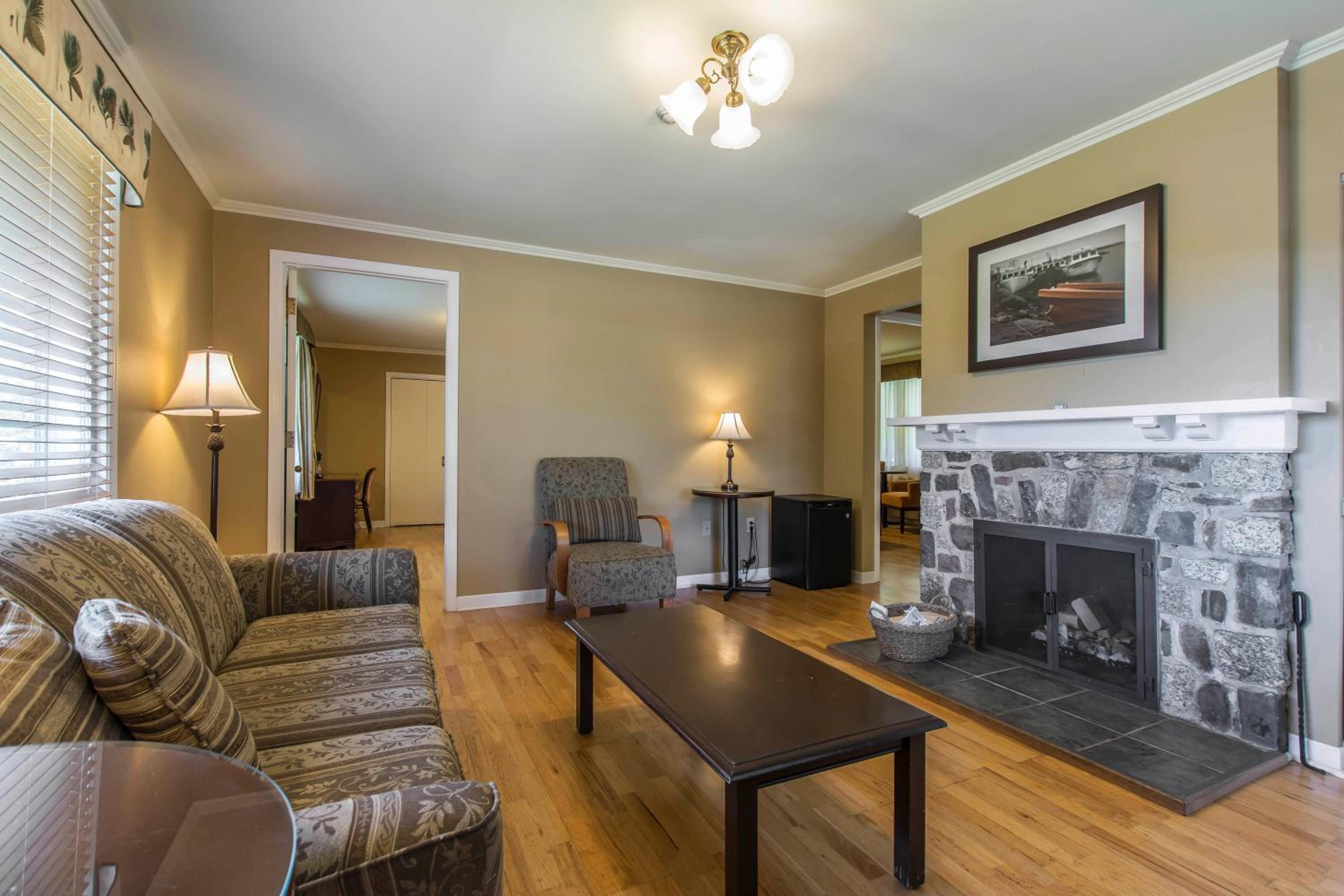 Two-Bedroom Cottage - Photo 2