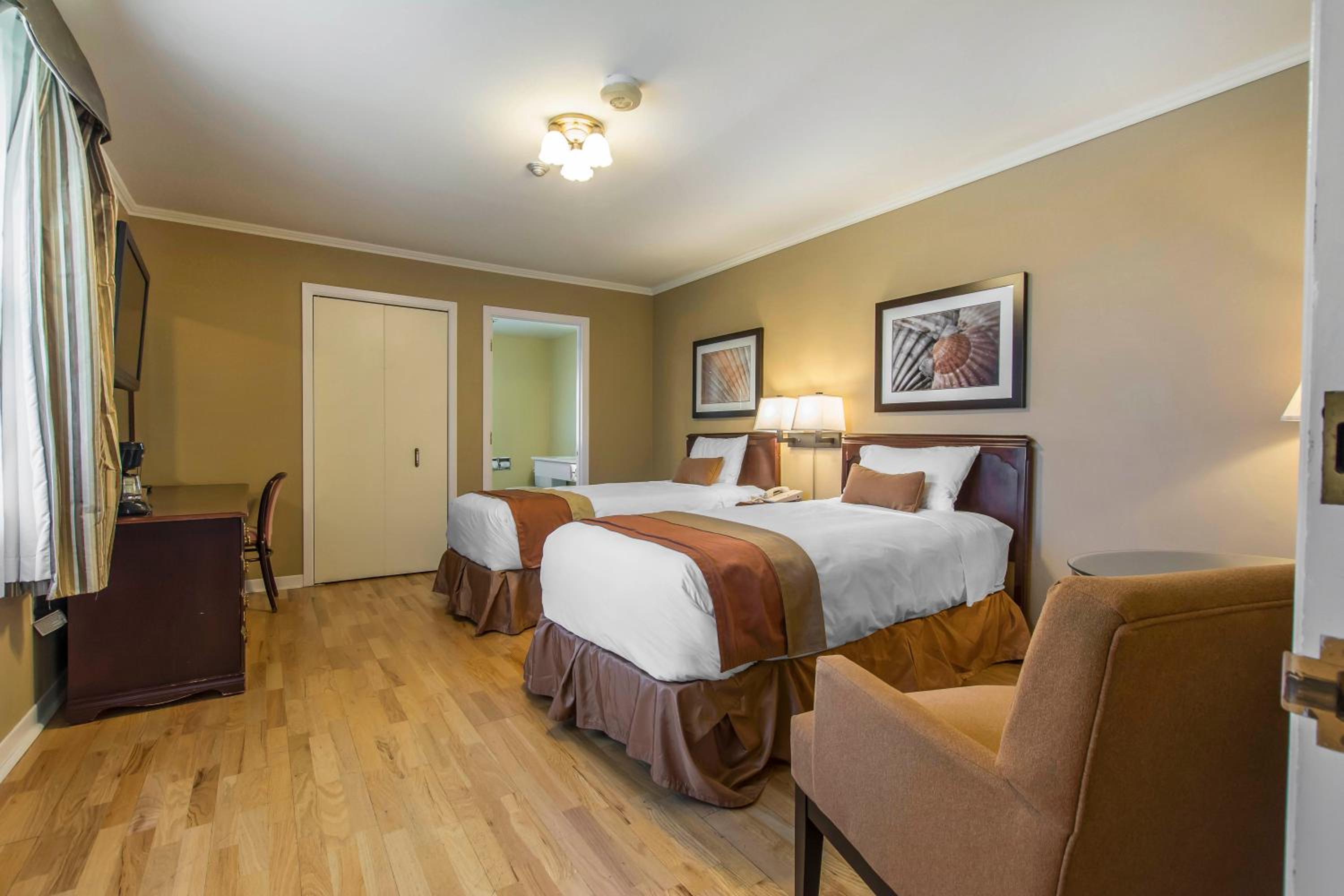 Two-Bedroom Cottage - Photo 3