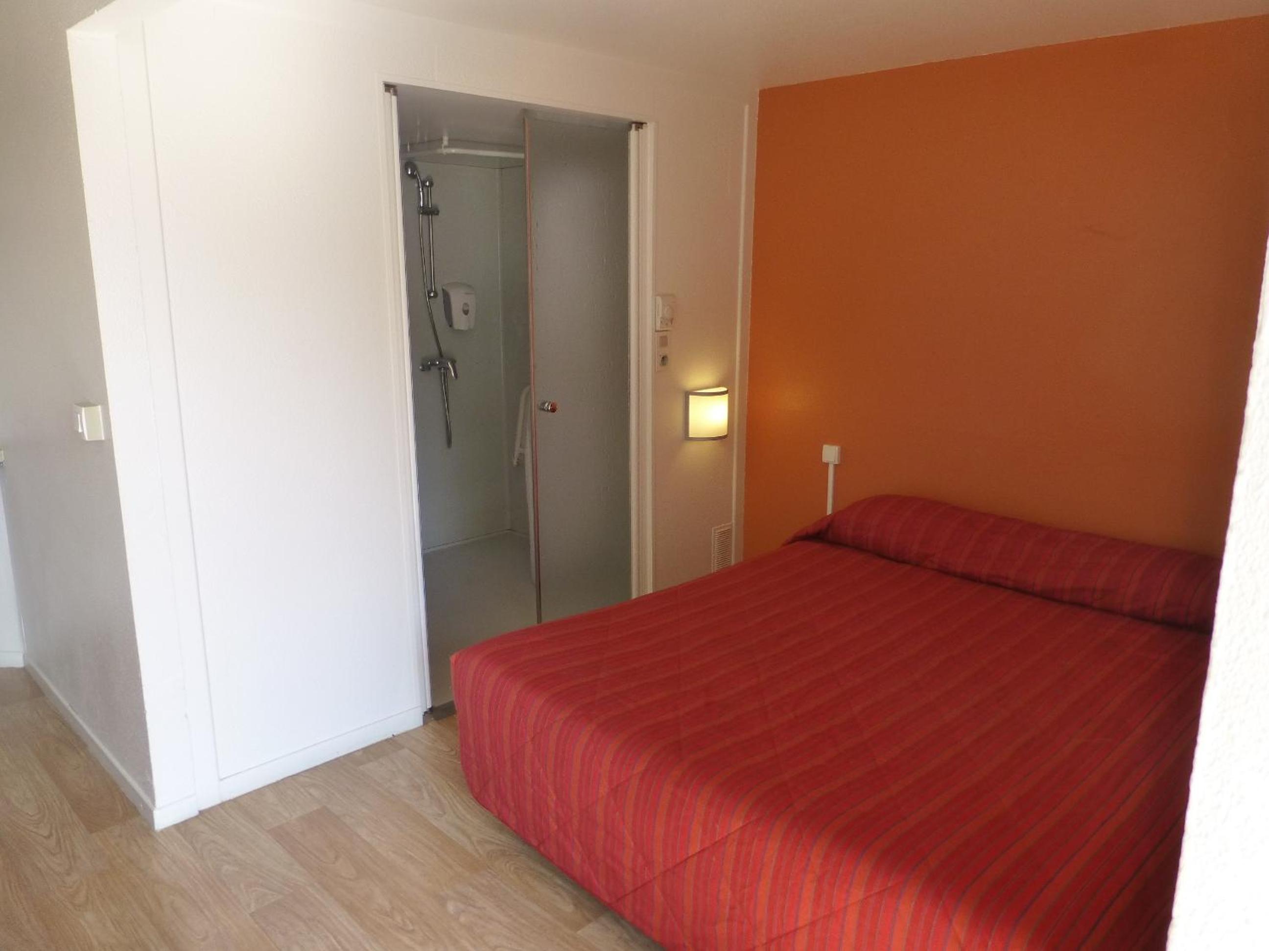 Standard Queen Room - Photo 8
