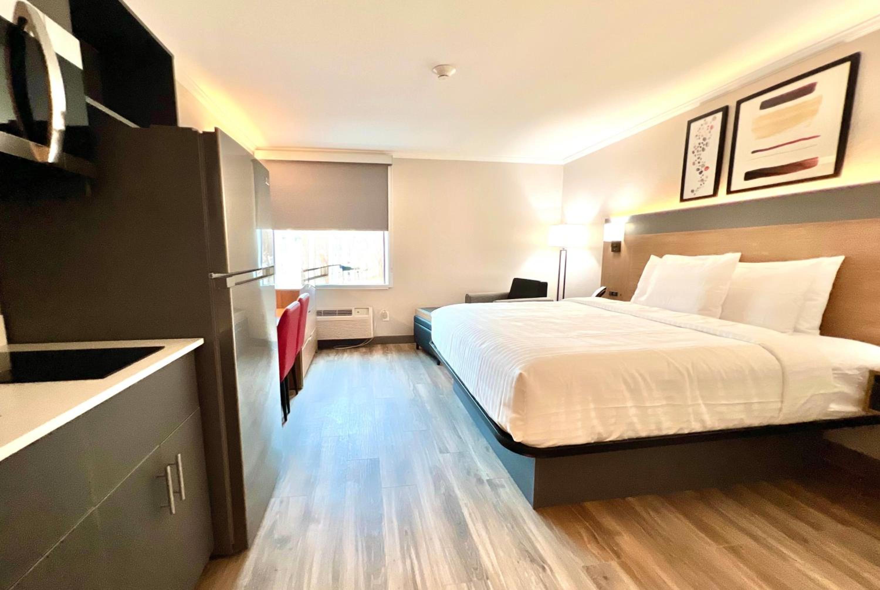 King Room with Kitchenette - Non-Smoking - Photo 3
