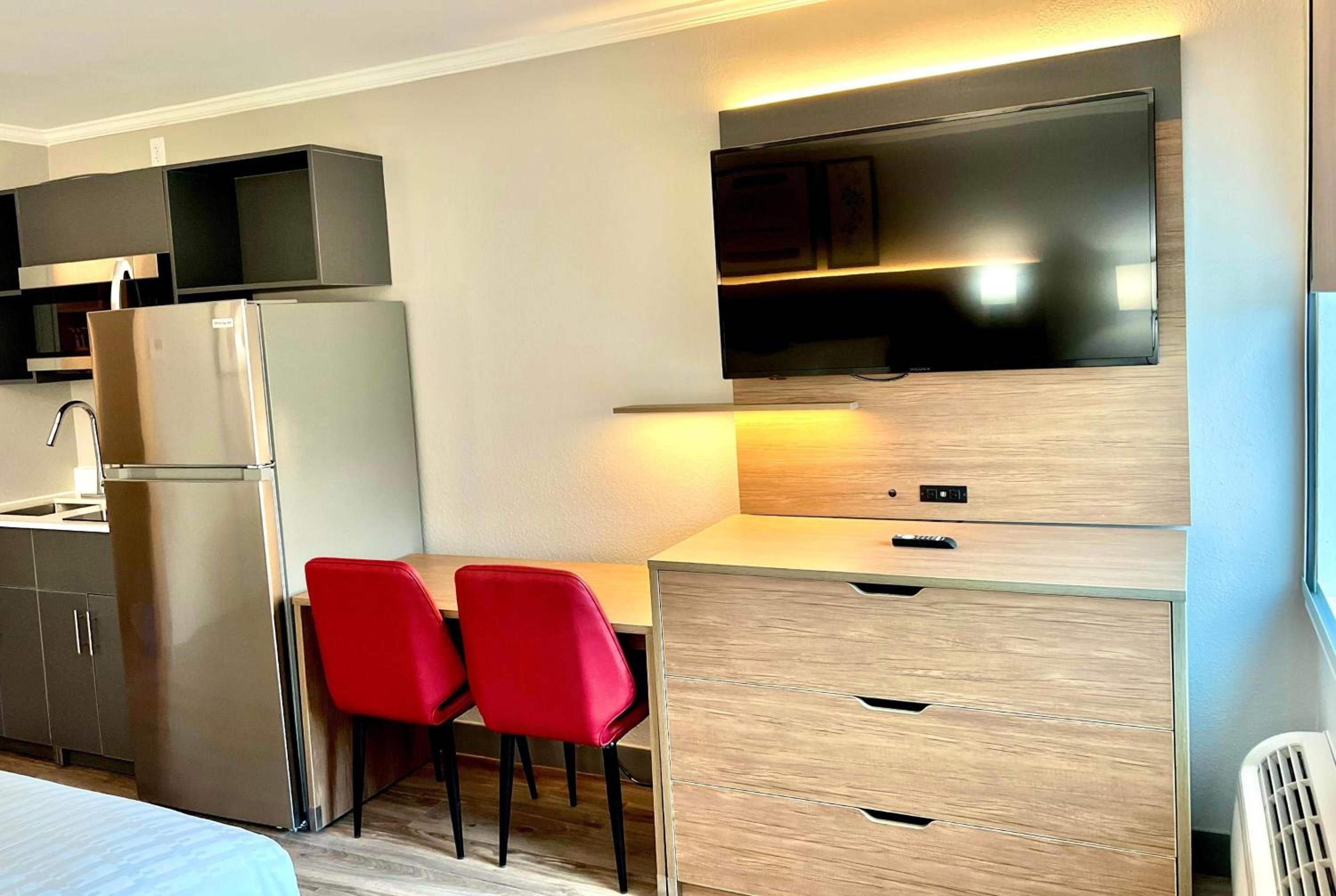 King Room with Kitchenette - Non-Smoking - Photo 2