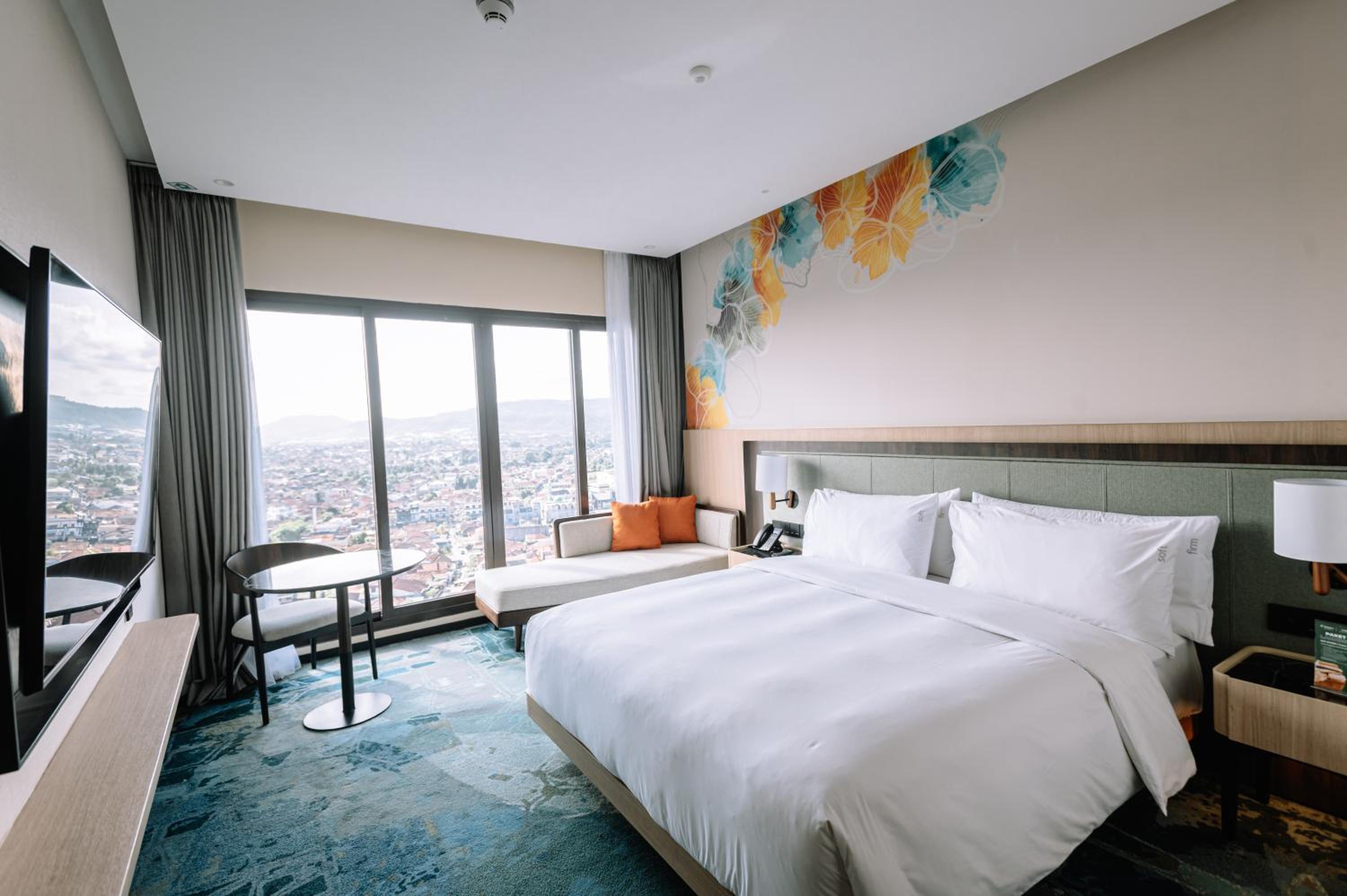 Standard King Room with Panoramic View - Photo 1