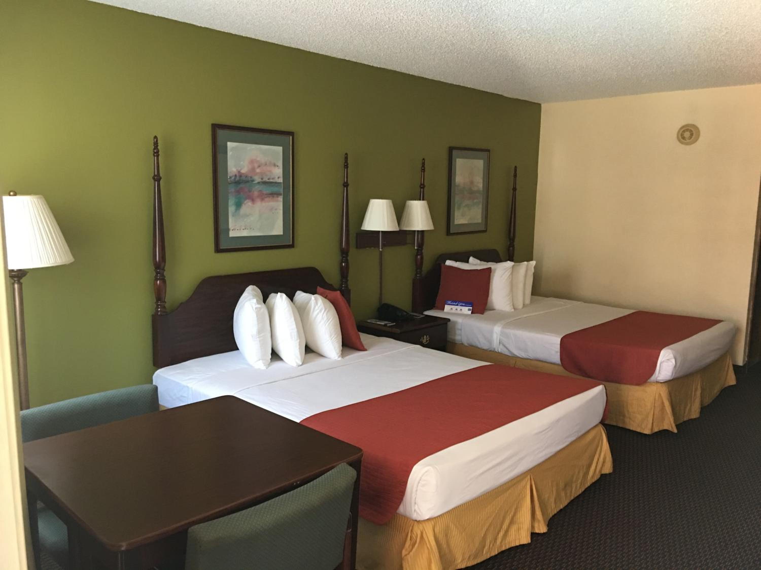 Queen Room with Two Queen Beds - Photo 2