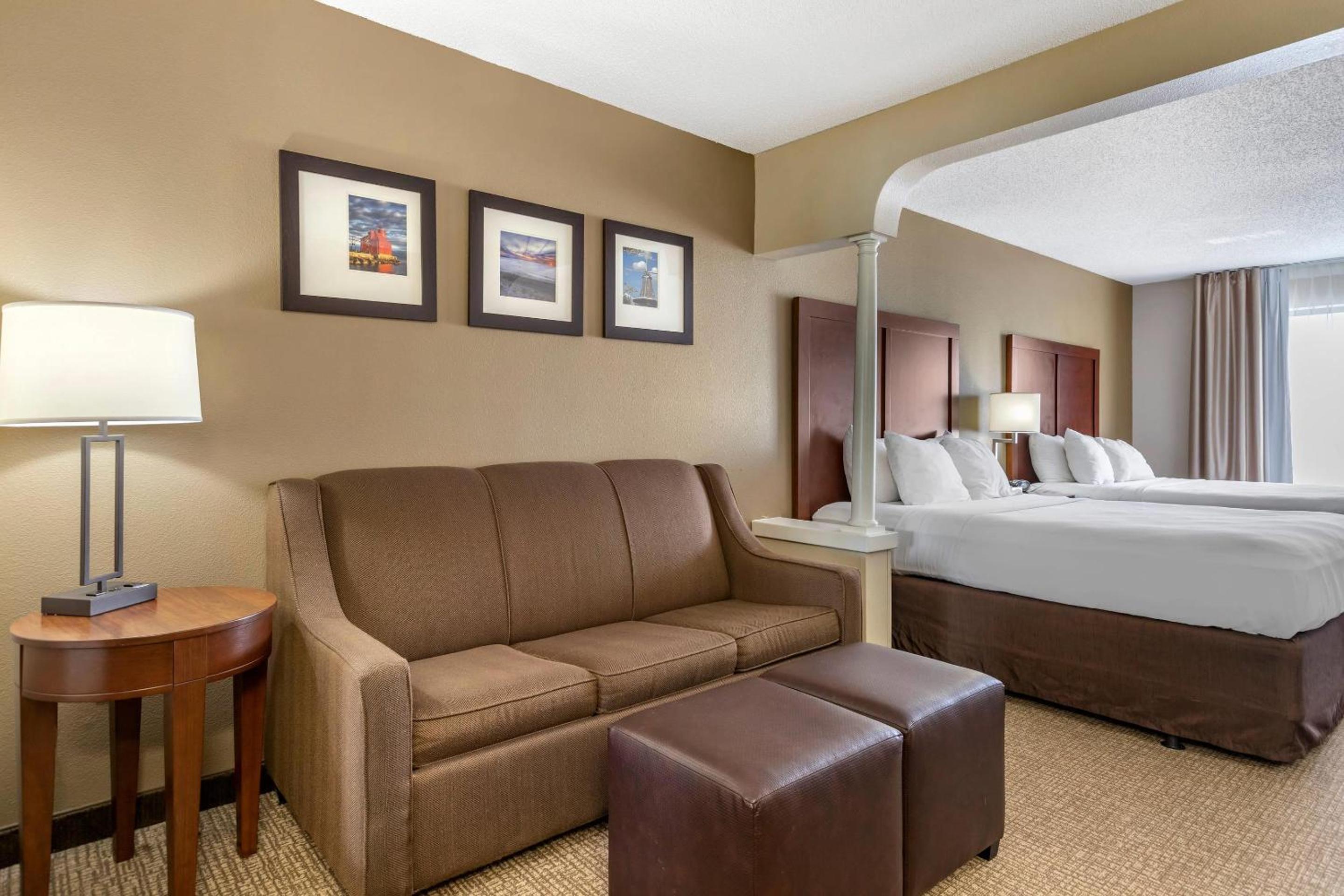 Queen Suite with Two Queen Beds - Non-Smoking - Photo 3