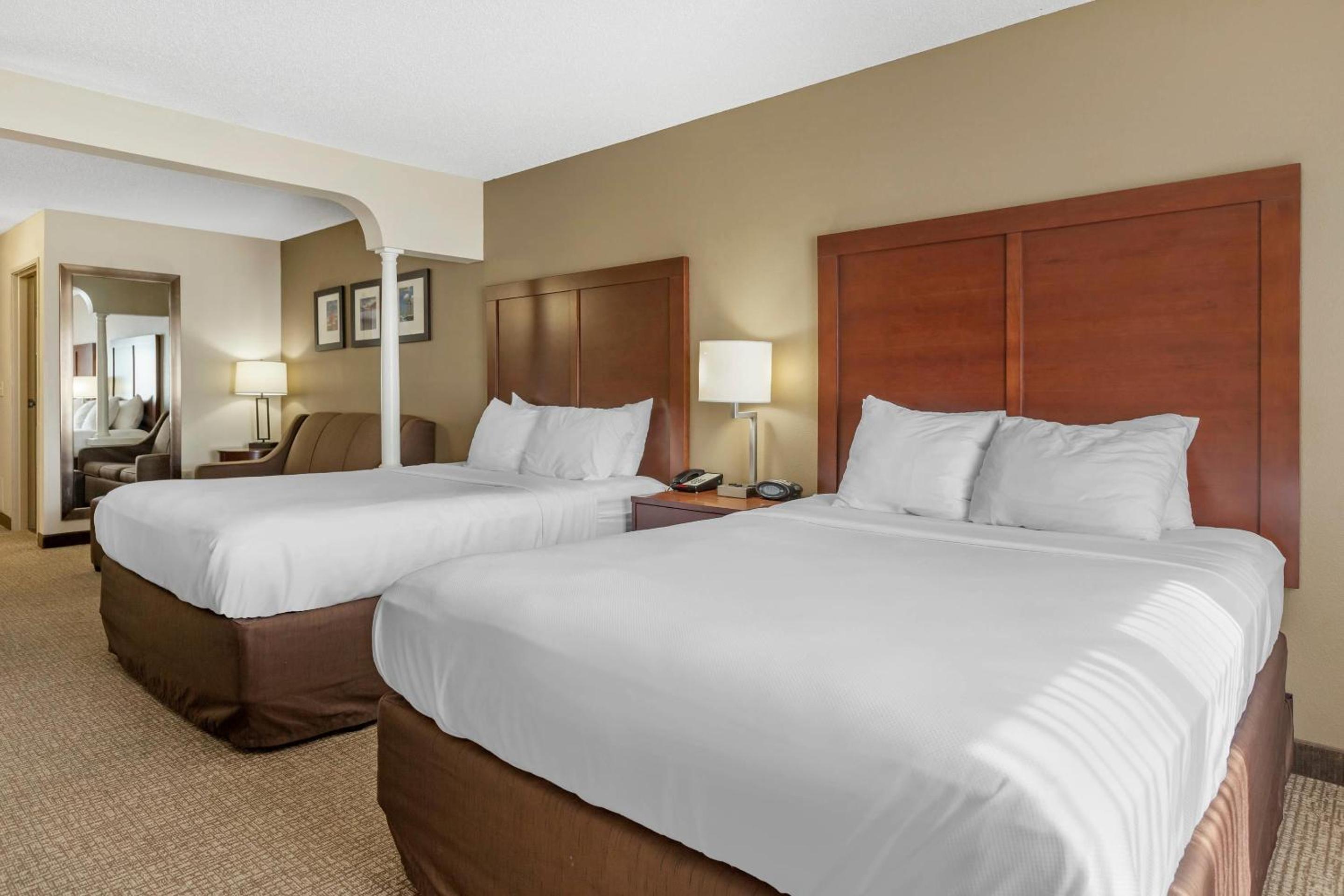 Queen Suite with Two Queen Beds - Non-Smoking - Photo 2