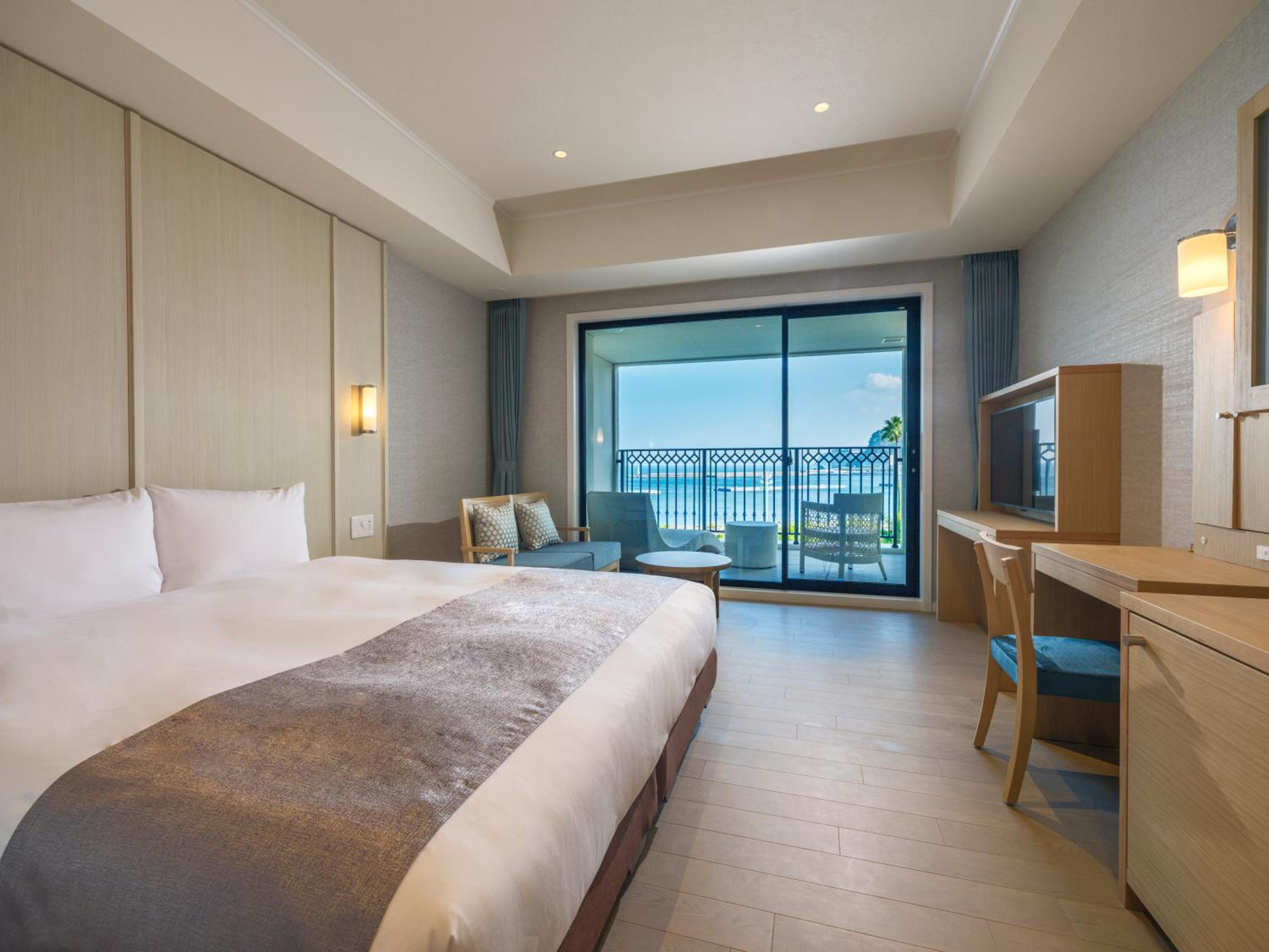 Double Room with Shower - Central Tower photo 2