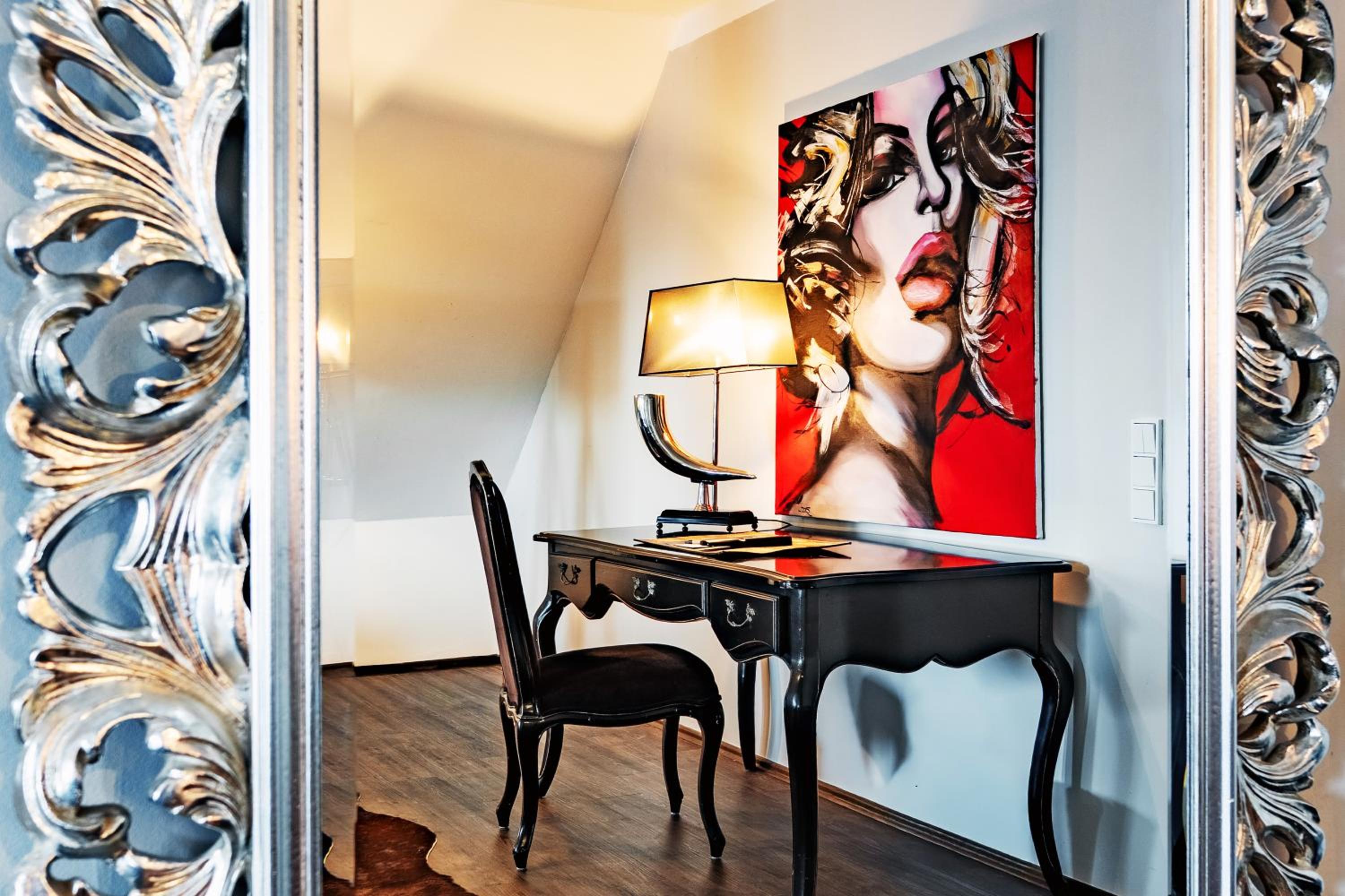 One-Bedroom Suite thumbnail 5