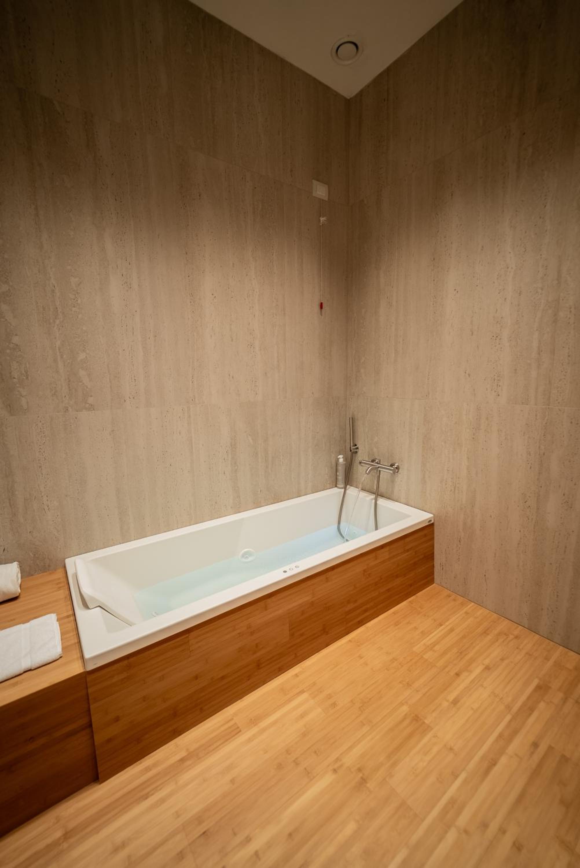 Suite with Hot Tub photo 2