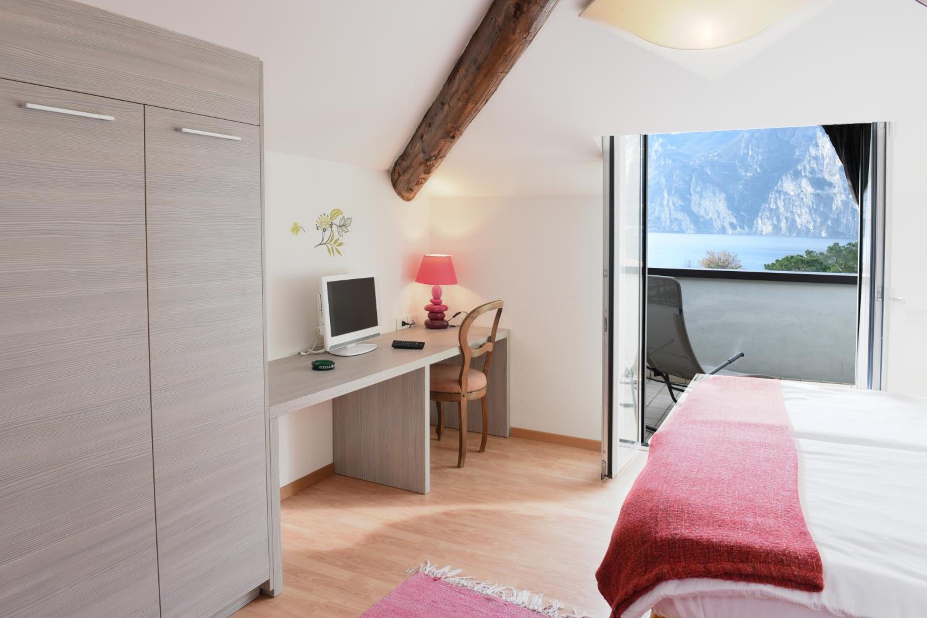 Deluxe Double Room with Balcony photo 2