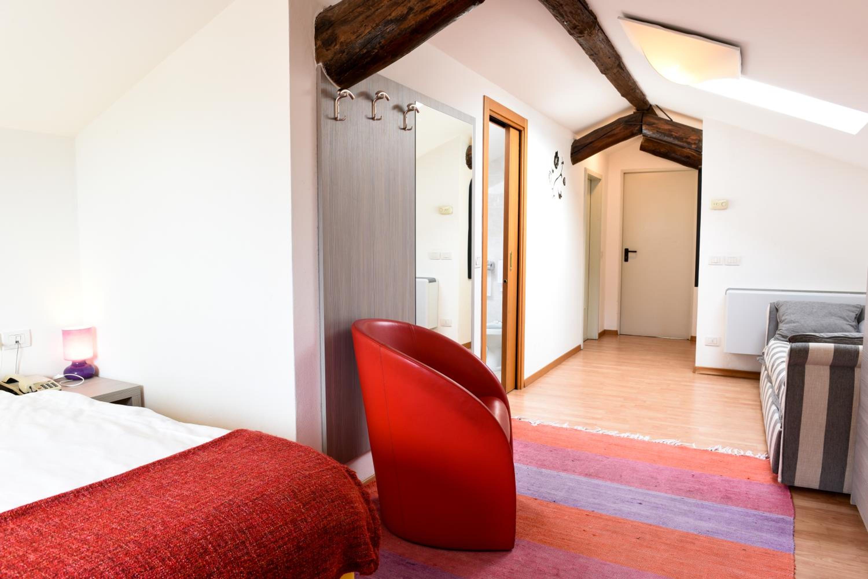 Deluxe Double Room with Balcony photo 3