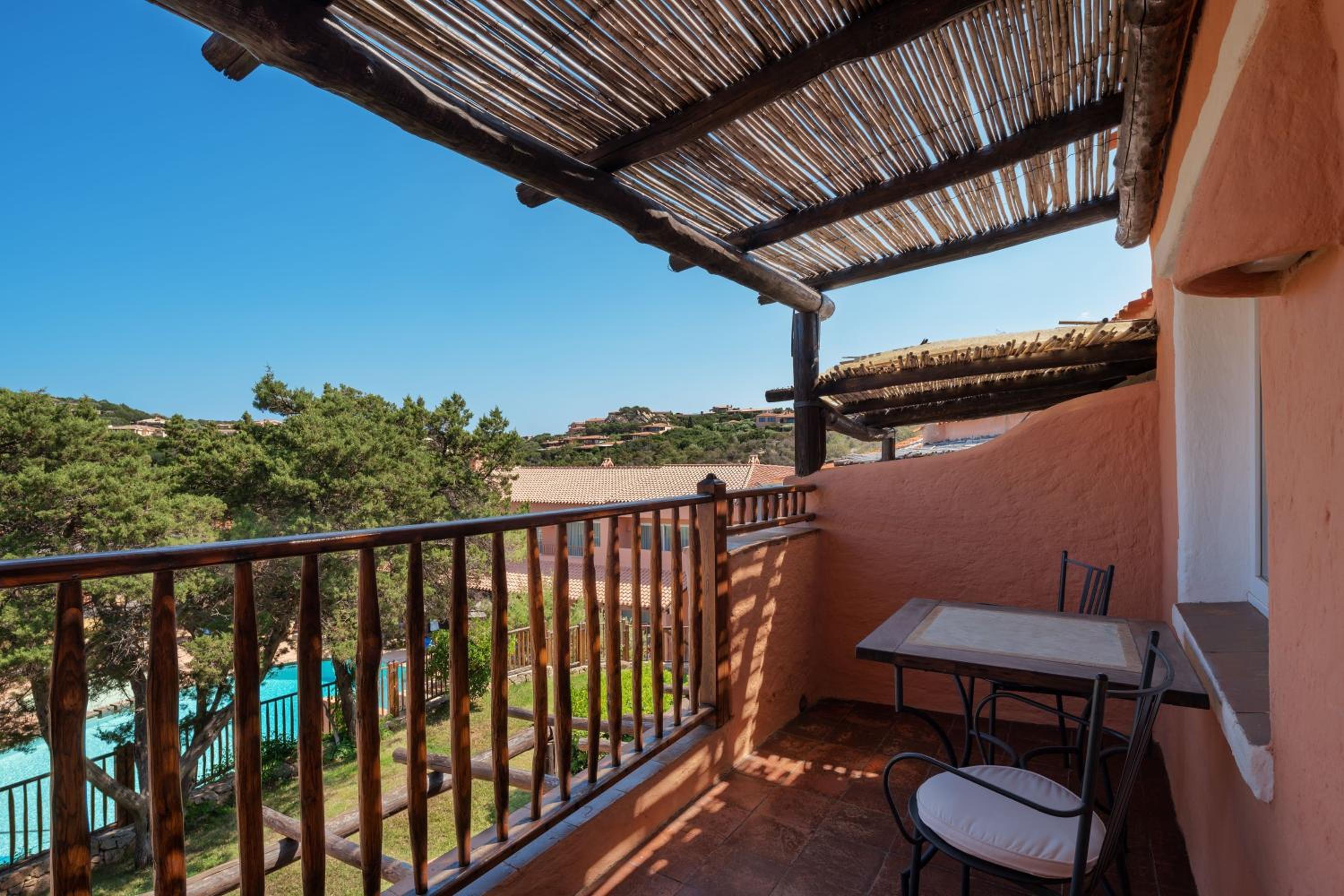 Deluxe Pool, king size bed, pool view, terrace - Photo 3