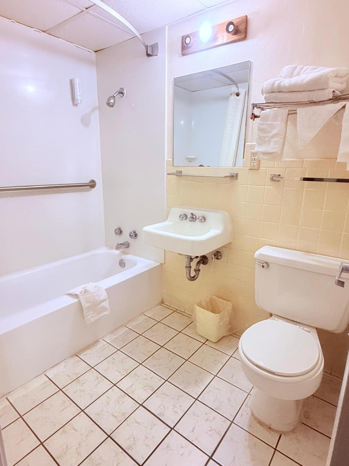 King Room - Non-Smoking/Ground Floor - Photo 4
