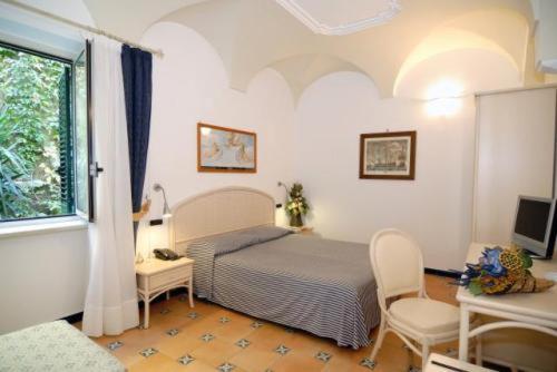 Standard Triple Room without Sea View - Photo 4