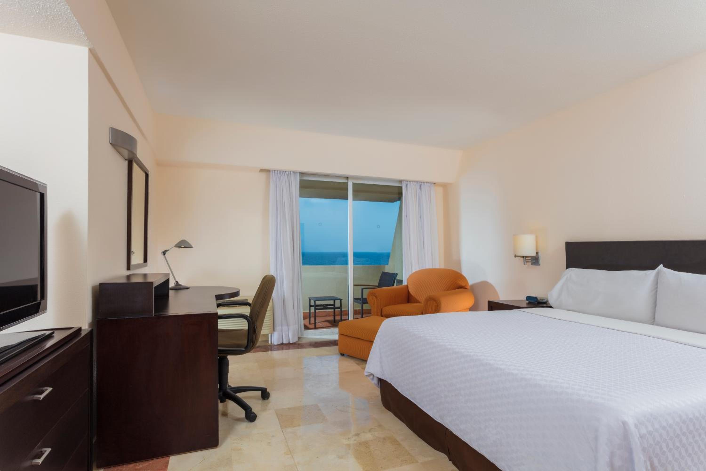 Deluxe Room, Ocean Front, 1 King - Photo 2