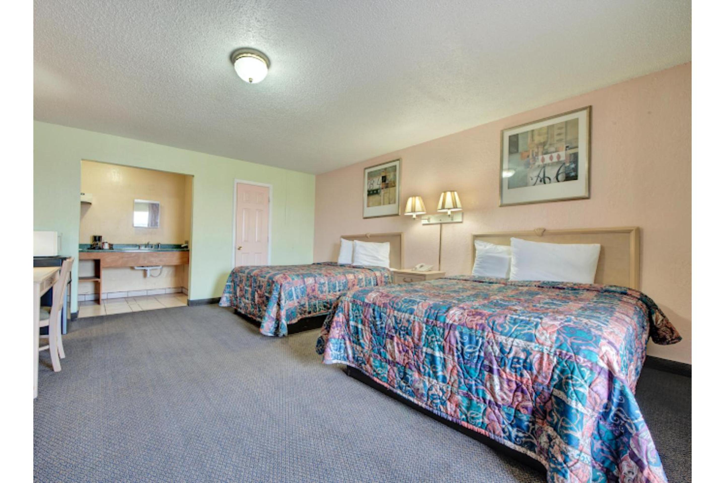 2 Queen Beds Smoking with Kitchenette
