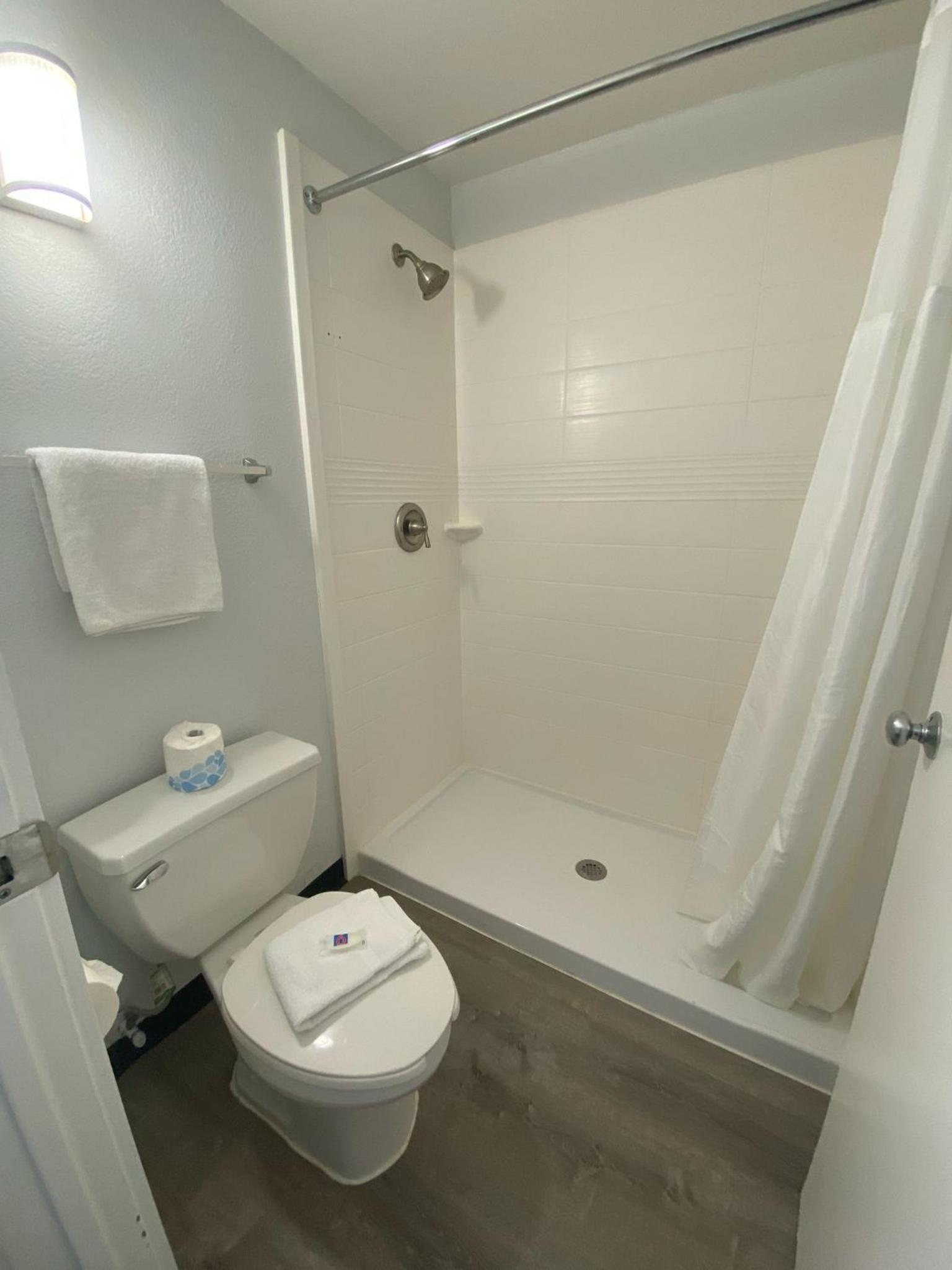 Queen Room - Disability Access photo 3