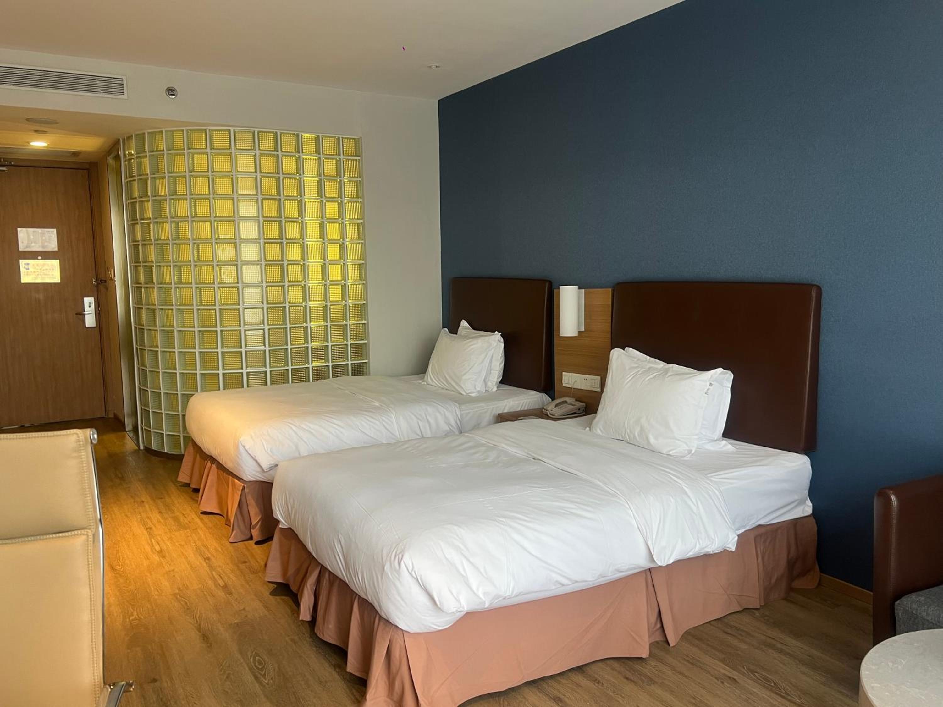 Standard Twin Room with Two Twin Beds photo 3