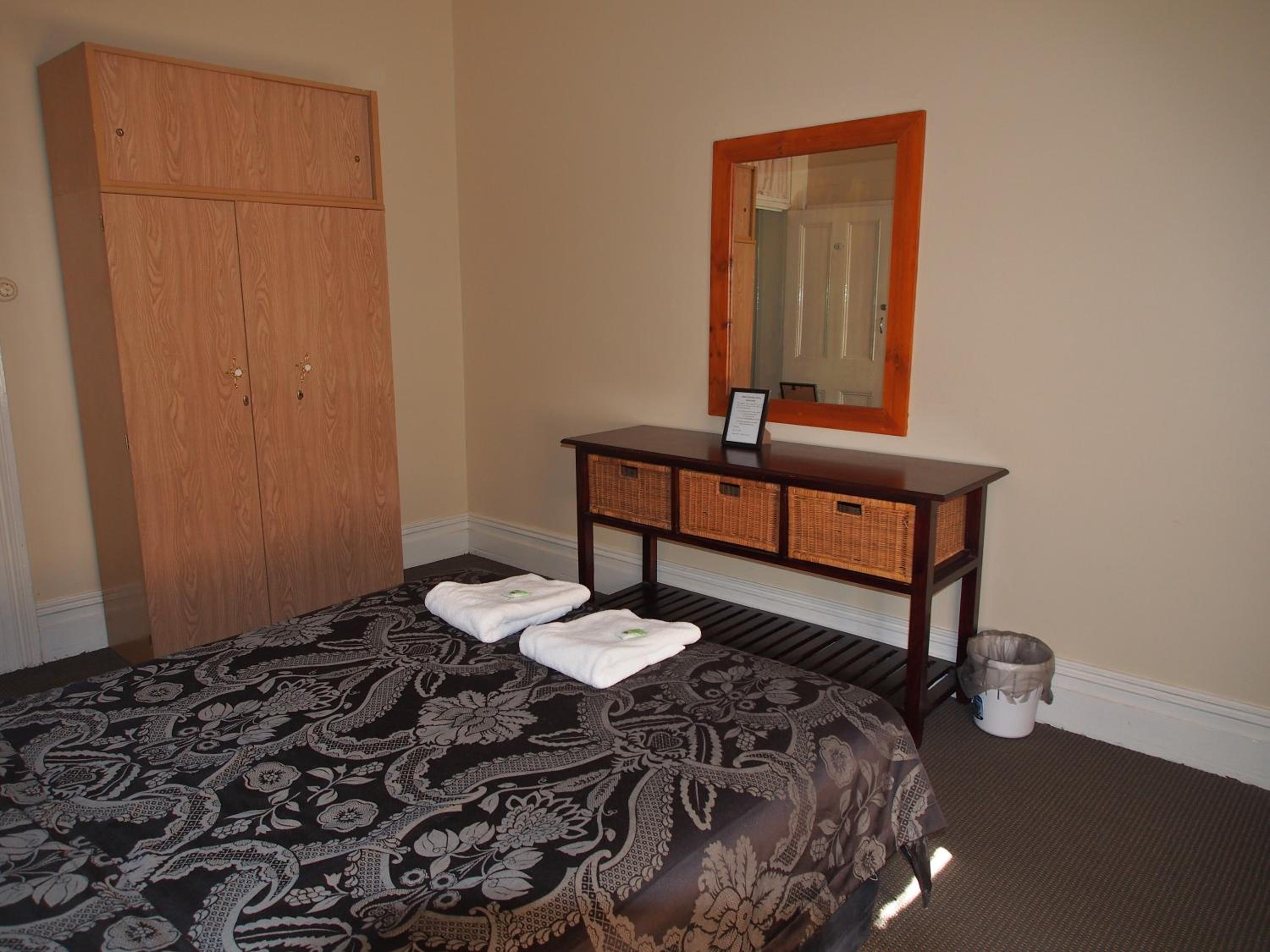 Queen Room With Shared Bathroom photo 3