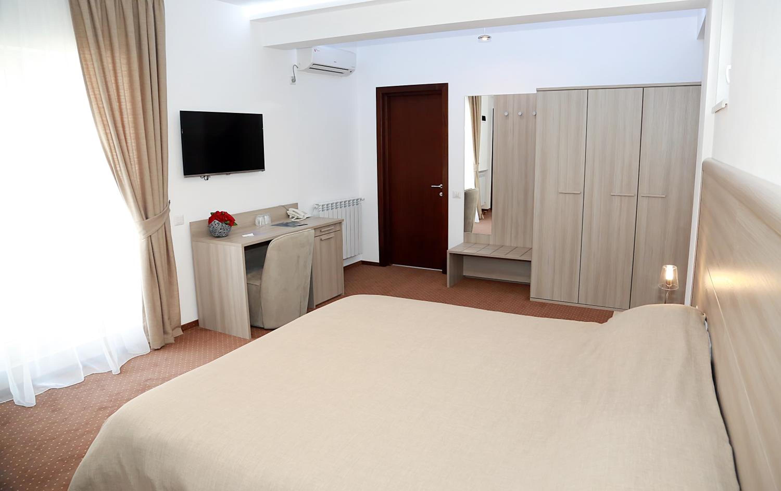 Deluxe Double Room with Terrace - Photo 2