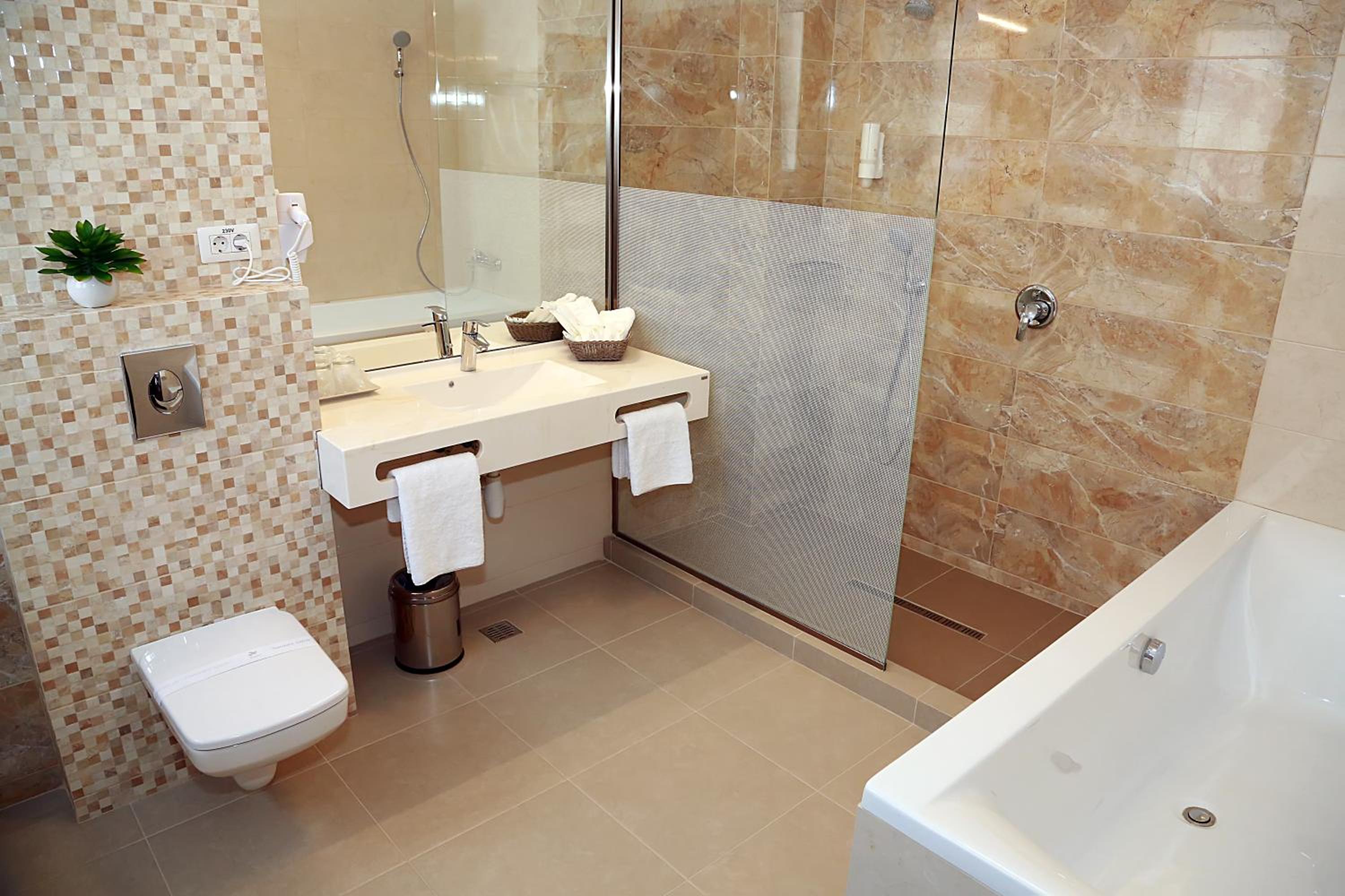 Deluxe Double Room with Terrace - Photo 5