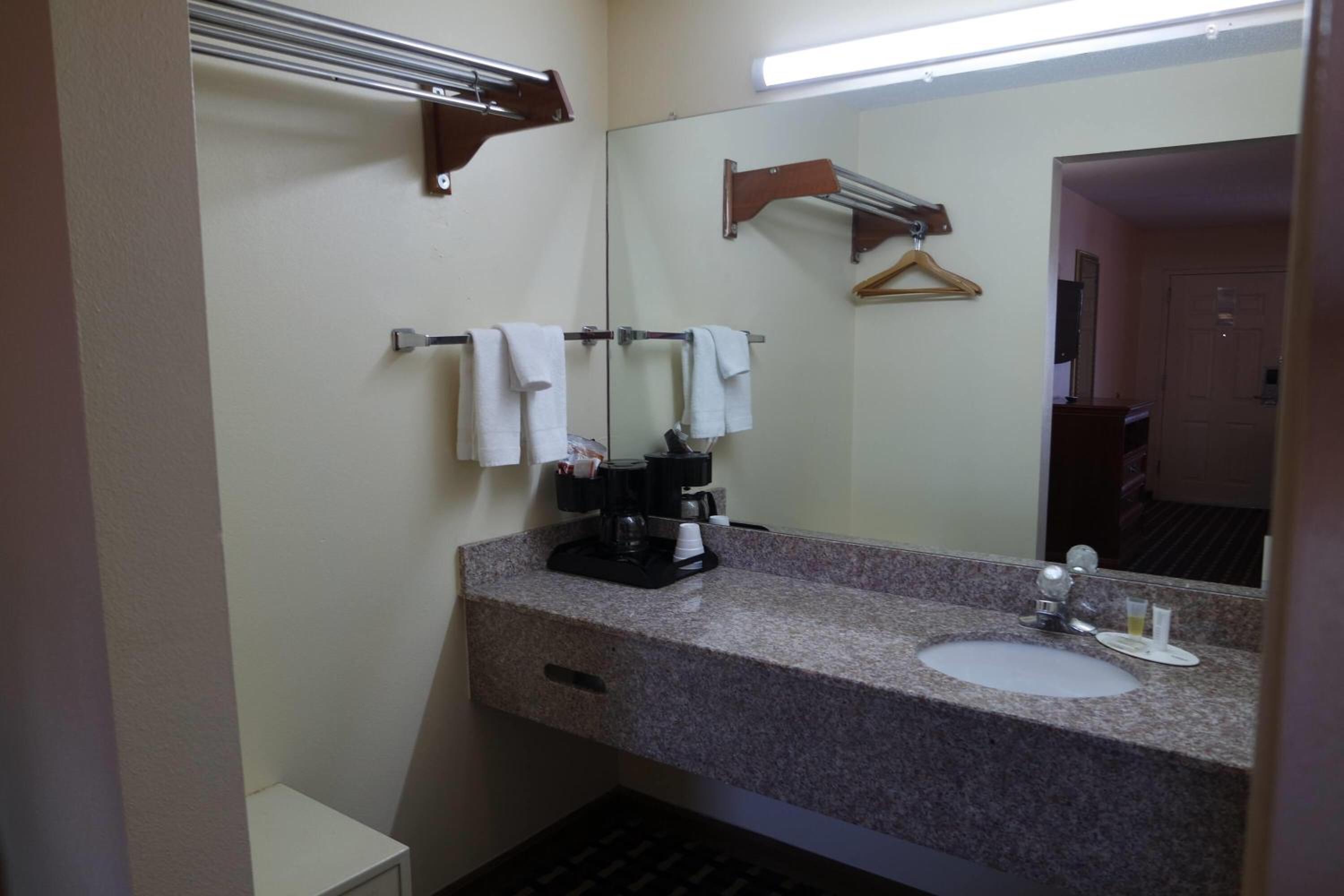 Double Room with Two Double Beds - Smoking - Photo 3