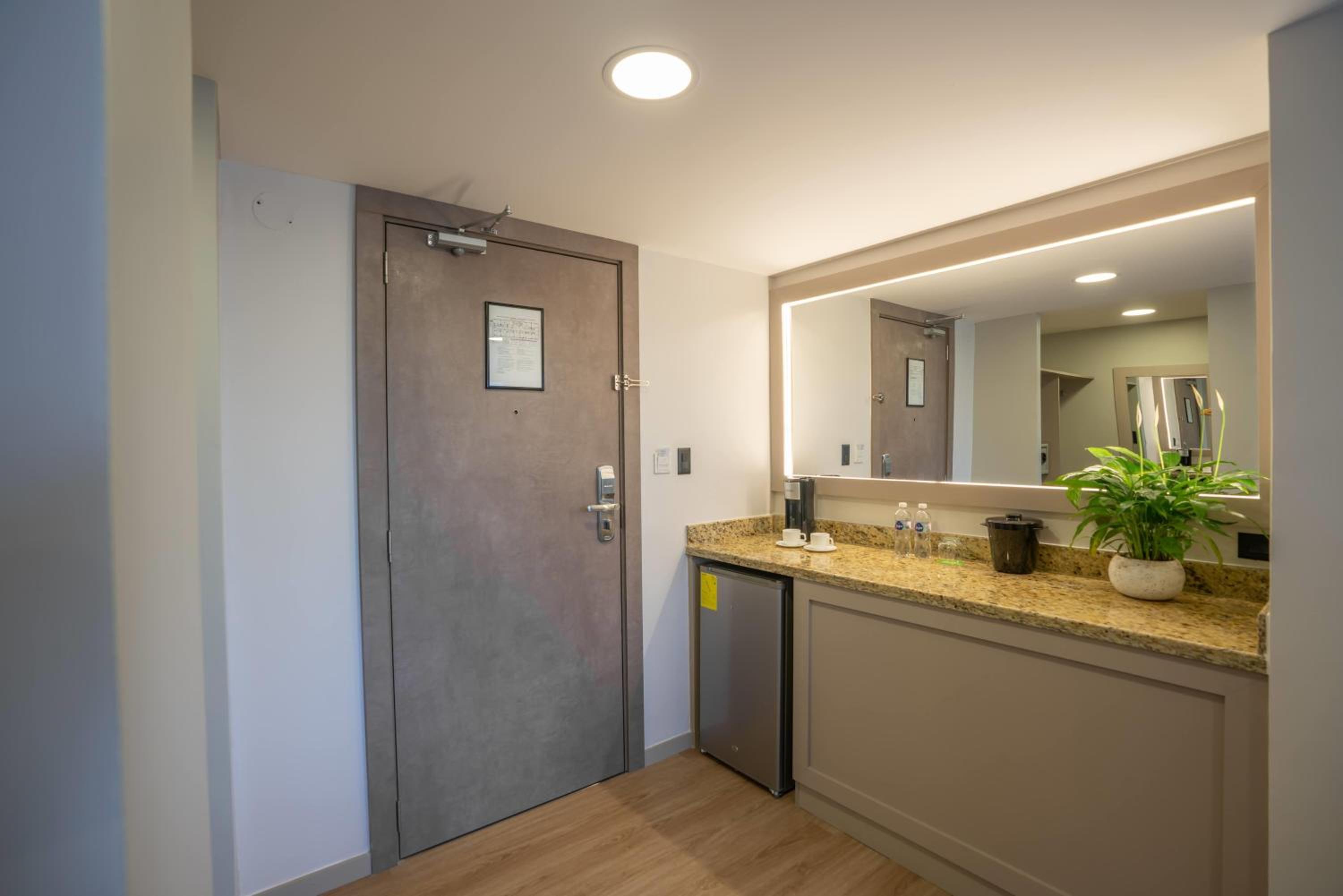 Queen Room - Mobility Access/Non-Smoking - Photo 4
