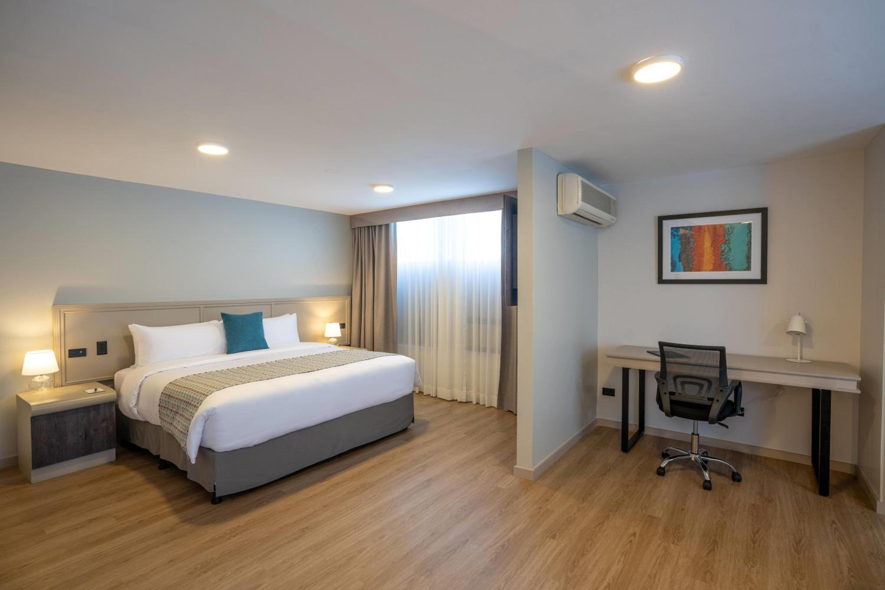 Triple Room with One King Bed and One Twin Bed - Non-Smoking - Photo 3
