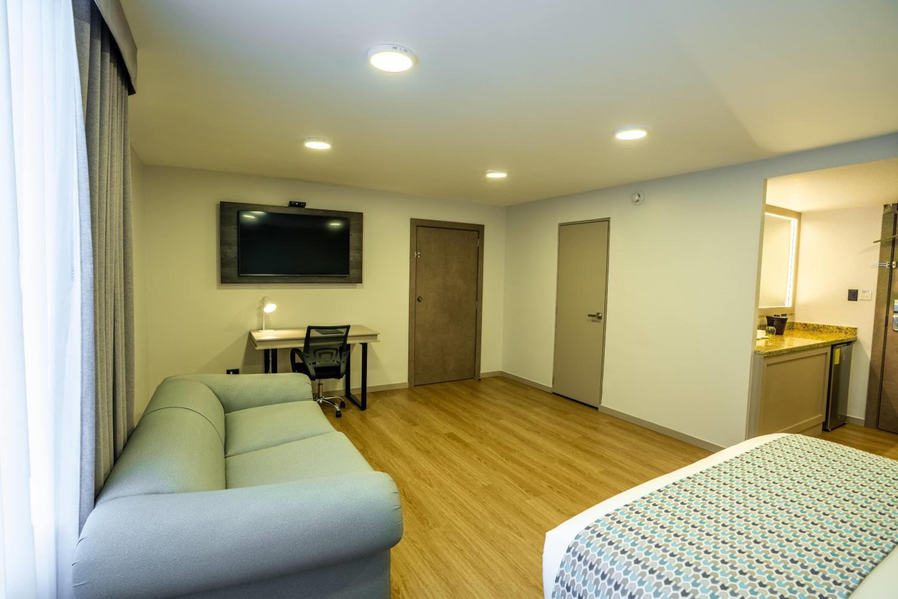 Business Queen Room - Non-Smoking - Photo 5