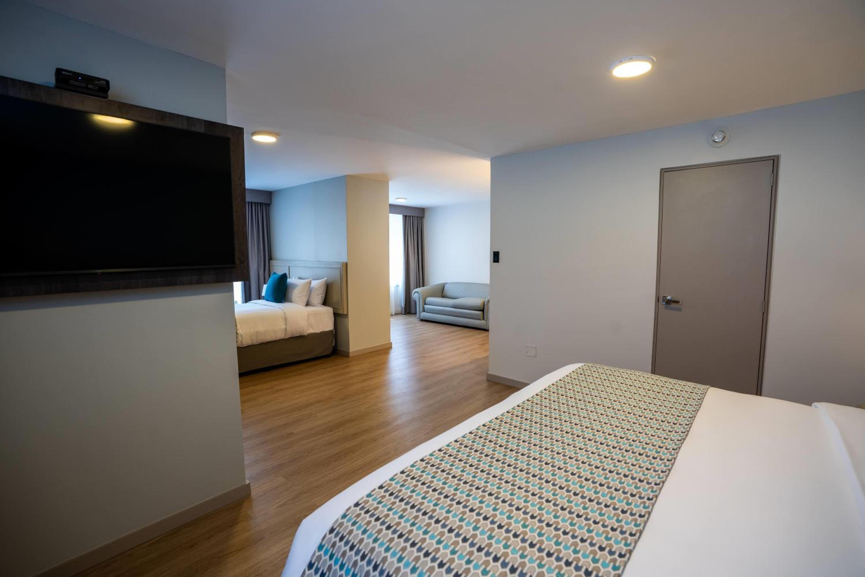 Triple Room with One King Bed and One Twin Bed - Non-Smoking - Photo 2