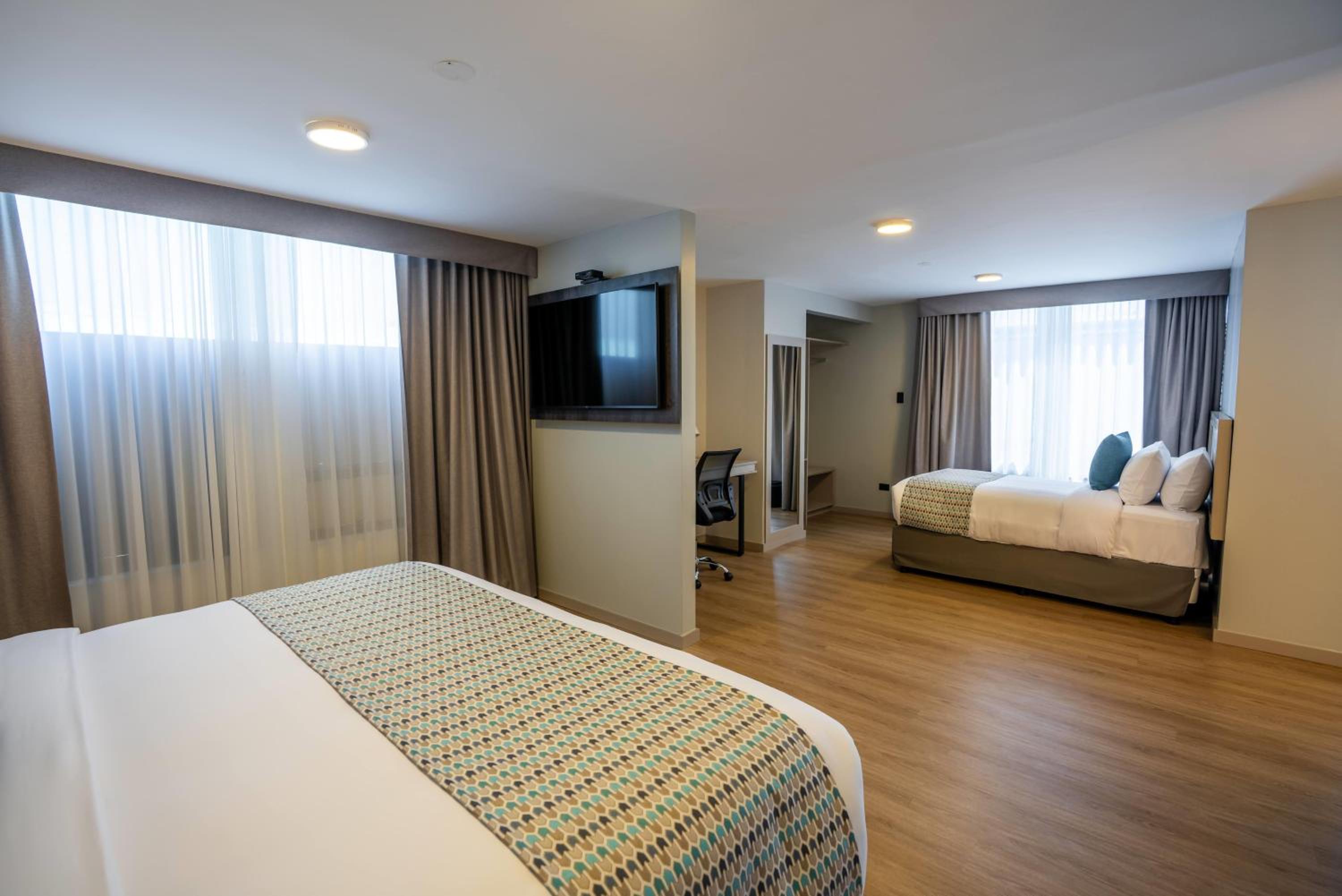 Triple Room with One King Bed and One Twin Bed - Non-Smoking - Photo 4